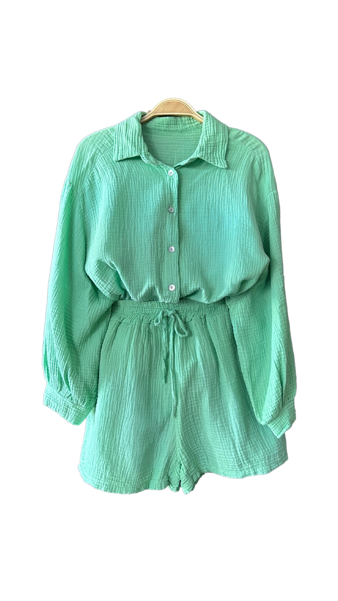 Ensemble chemise à manches longues et short en gaze de coton, de couleur vert d'eau. Léger et confortable, parfait pour un look décontracté et élégant.
100% Gaze de Coton
Taille Unique