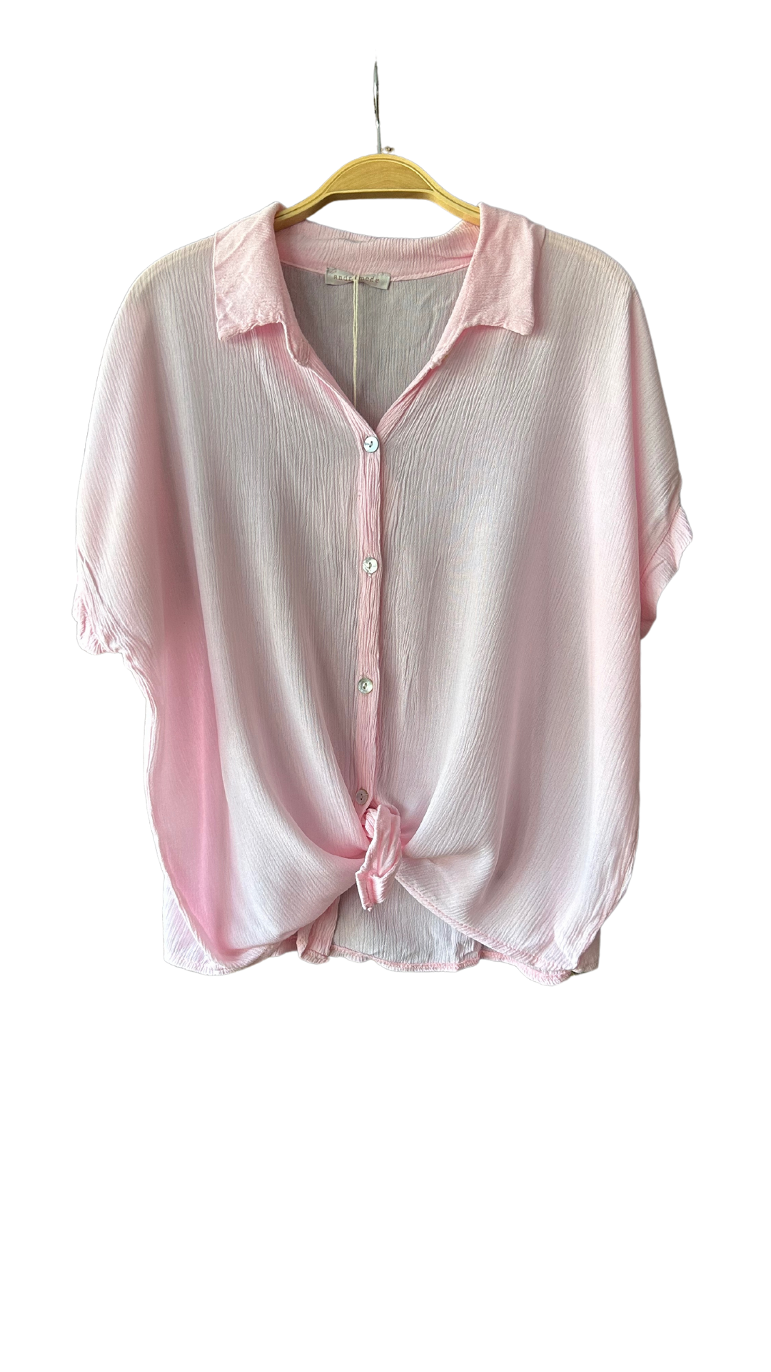 Chemise boutonnée à manches courtes en viscose avec un noeud à la taille. Confortable et élégante, parfaite pour un look décontracté ou chic.
100% Viscose
Taille Unique
