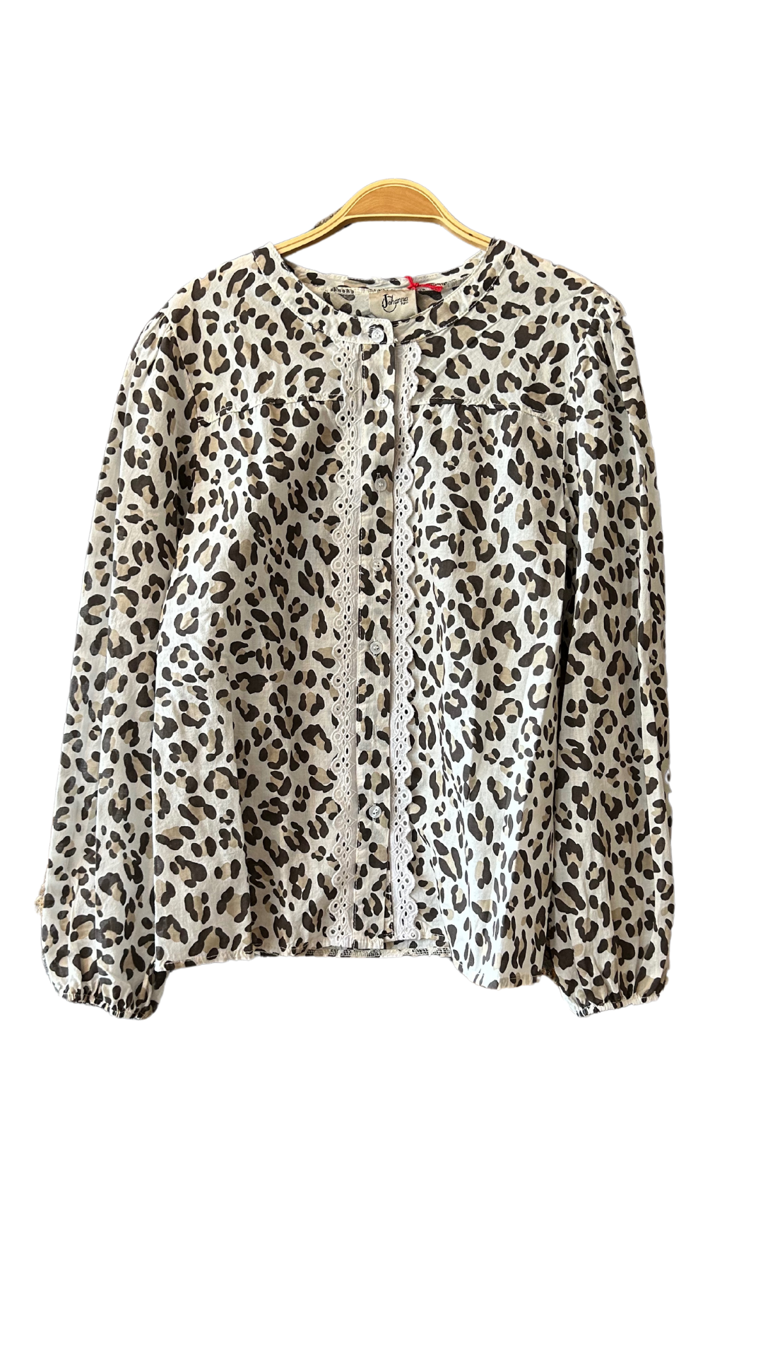 Fluidité absolue pour cette chemise en léopard.On adore le détails du volant sur l'encolure qui se poursuit sur toute sa longueur.
100% Coton
Taille Unique
Fabrication Italienne