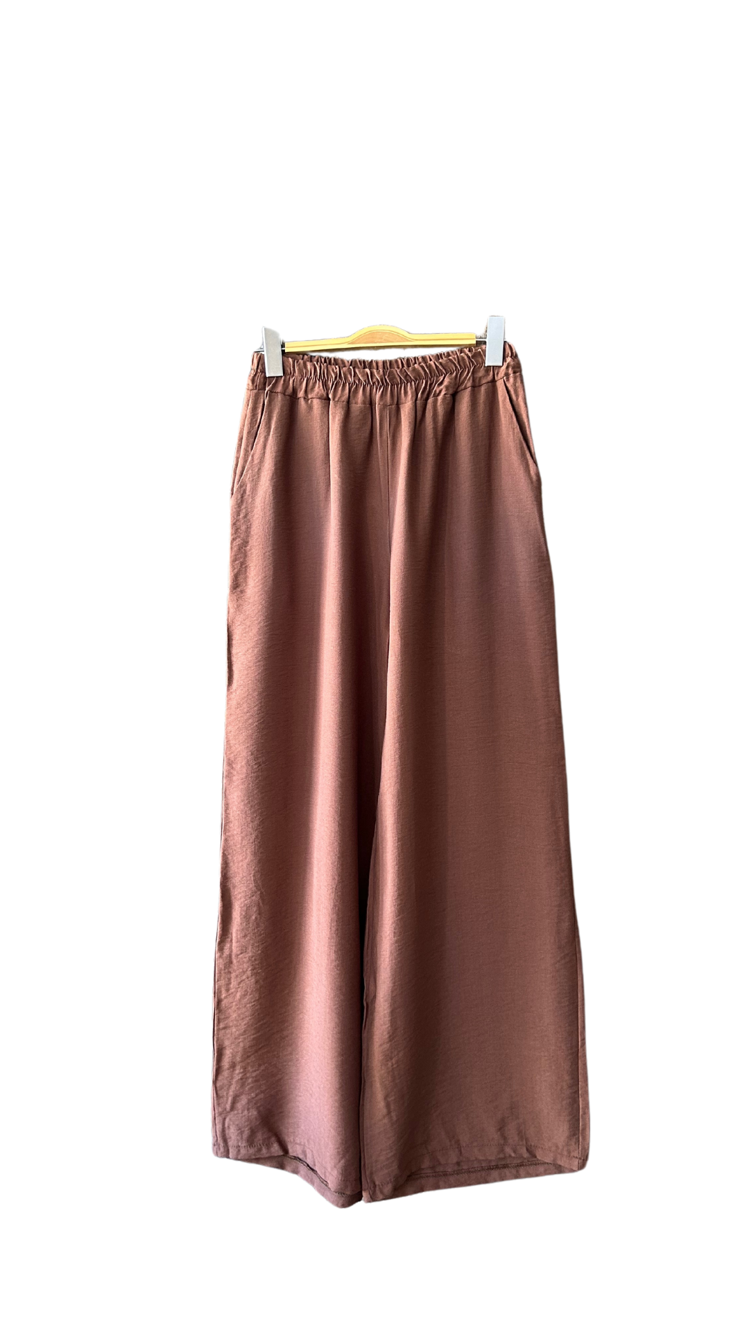 Ensemble pantalon et chemise en viscose couleur chocolat. Confortable et léger, idéal pour un look élégant et décontracté.
Chocolat ou Violet
100% Viscose
Taille Unique