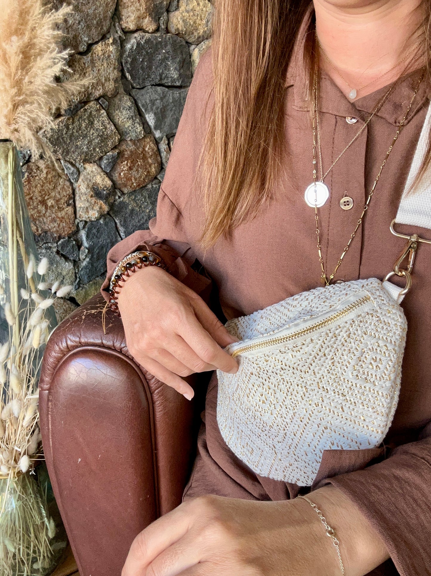 Ensemble pantalon et chemise en viscose couleur chocolat. Confortable et léger, idéal pour un look élégant et décontracté.
Chocolat ou Violet
100% Viscose
Taille Unique