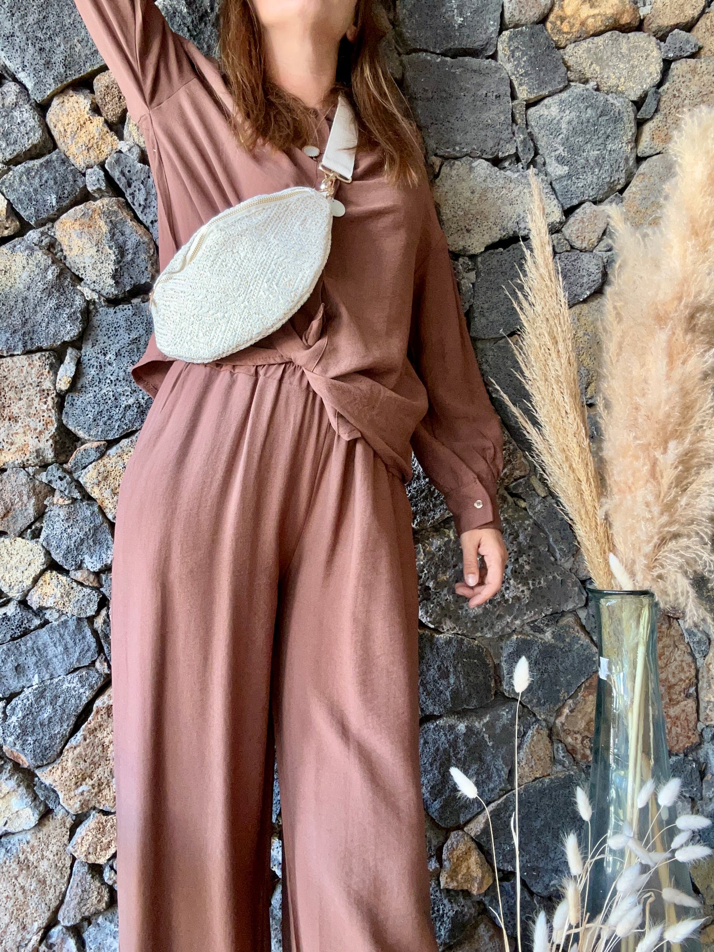 Ensemble pantalon et chemise en viscose couleur chocolat. Confortable et léger, idéal pour un look élégant et décontracté.
Chocolat ou Violet
100% Viscose
Taille Unique