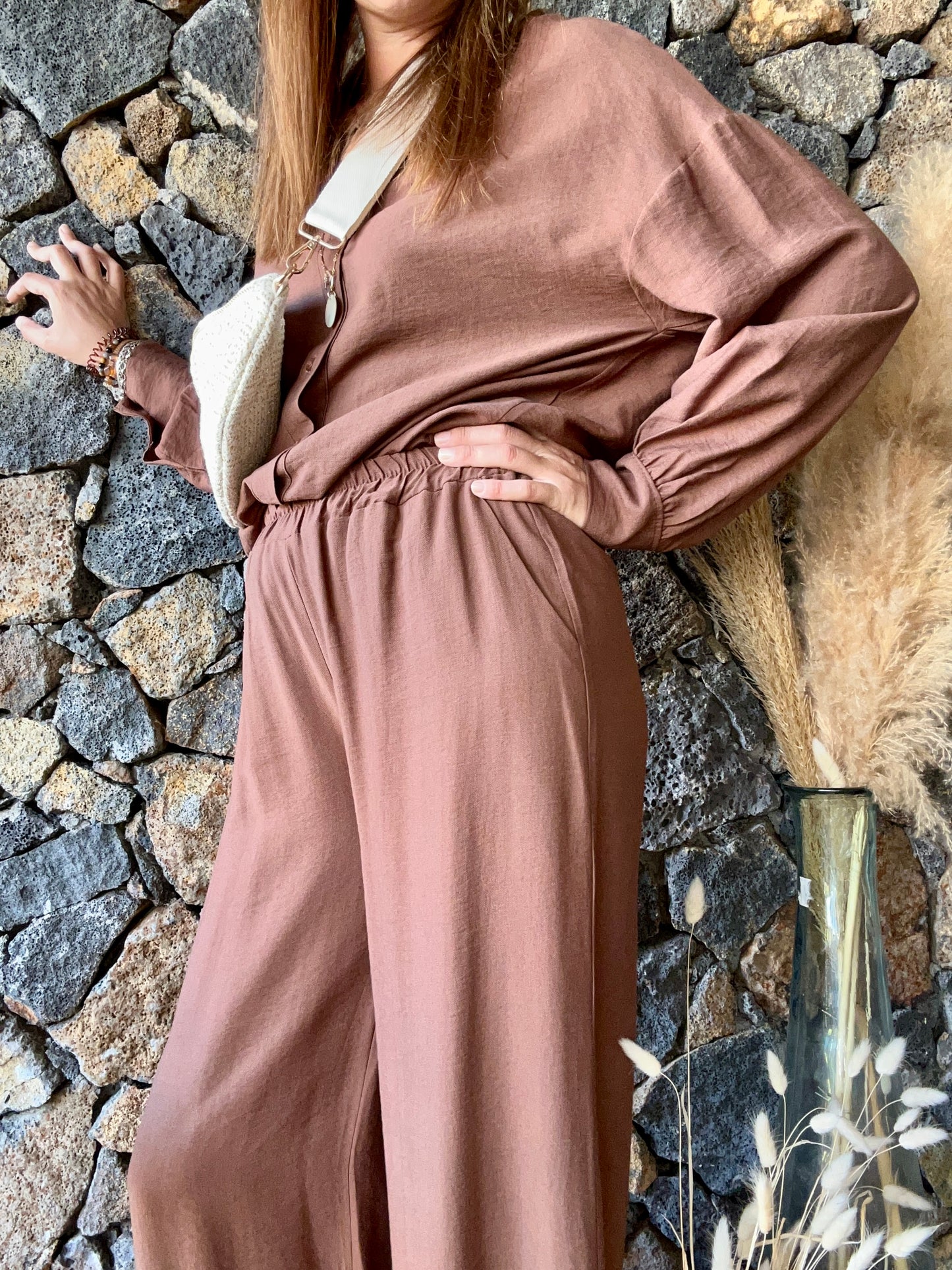 Ensemble pantalon et chemise en viscose couleur chocolat. Confortable et léger, idéal pour un look élégant et décontracté.
Chocolat ou Violet
100% Viscose
Taille Unique