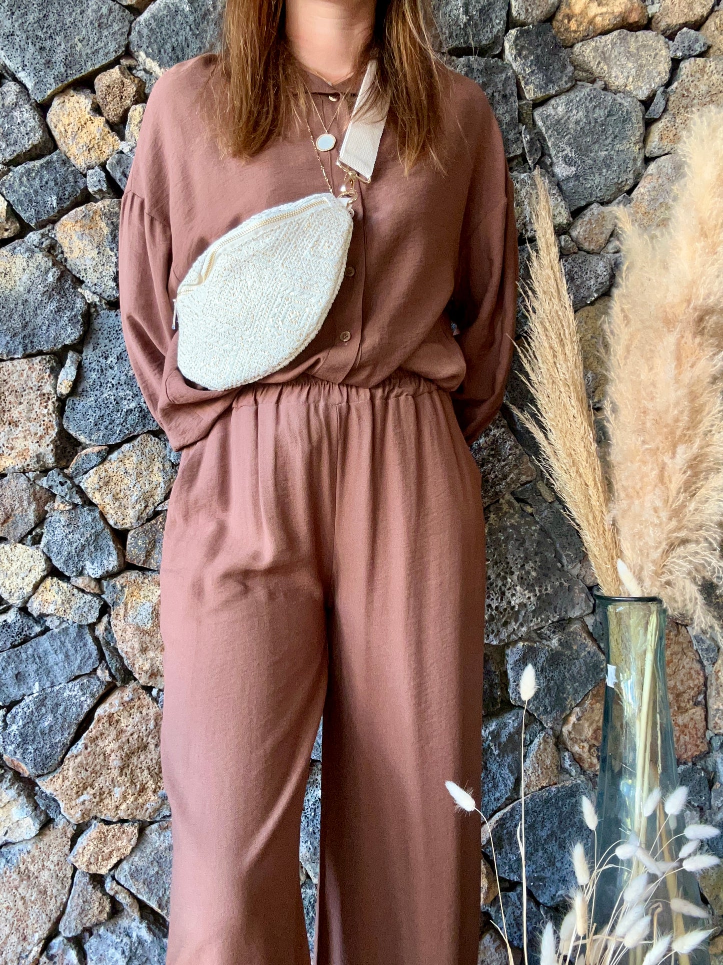 Ensemble pantalon et chemise en viscose couleur chocolat. Confortable et léger, idéal pour un look élégant et décontracté.
Chocolat ou Violet
100% Viscose
Taille Unique