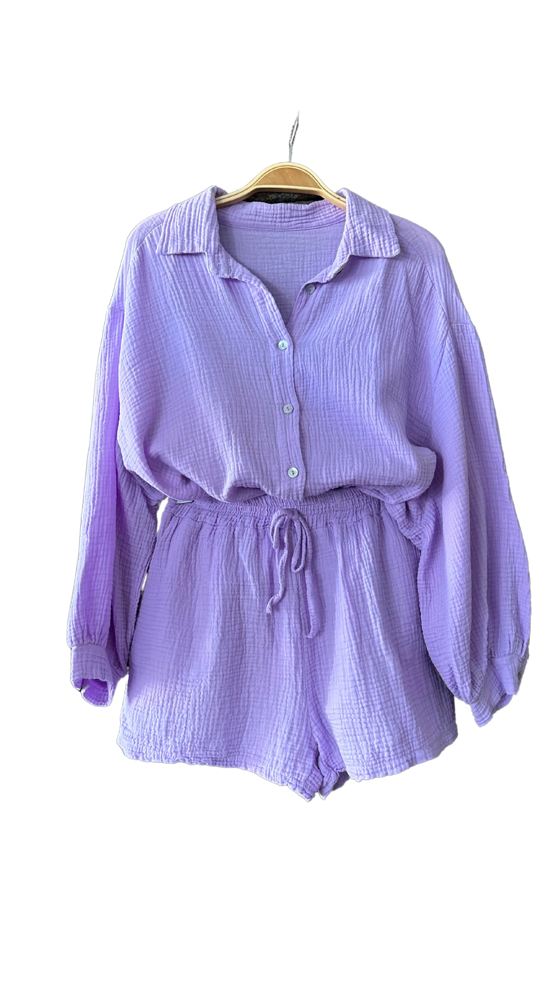 Ensemble chemise à manches longues et short en gaze de coton, de couleur lilas. Léger et confortable, parfait pour un look décontracté et élégant.
100% Gaze de Coton
Taille Unique