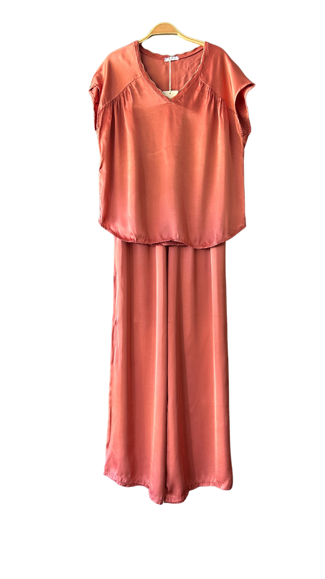 Découvrez notre ensemble terracotta avec tee-shirt et pantalon en viscose et soie, orné d'un liseré doré. Élégance et confort réunis pour un look chic et raffiné.