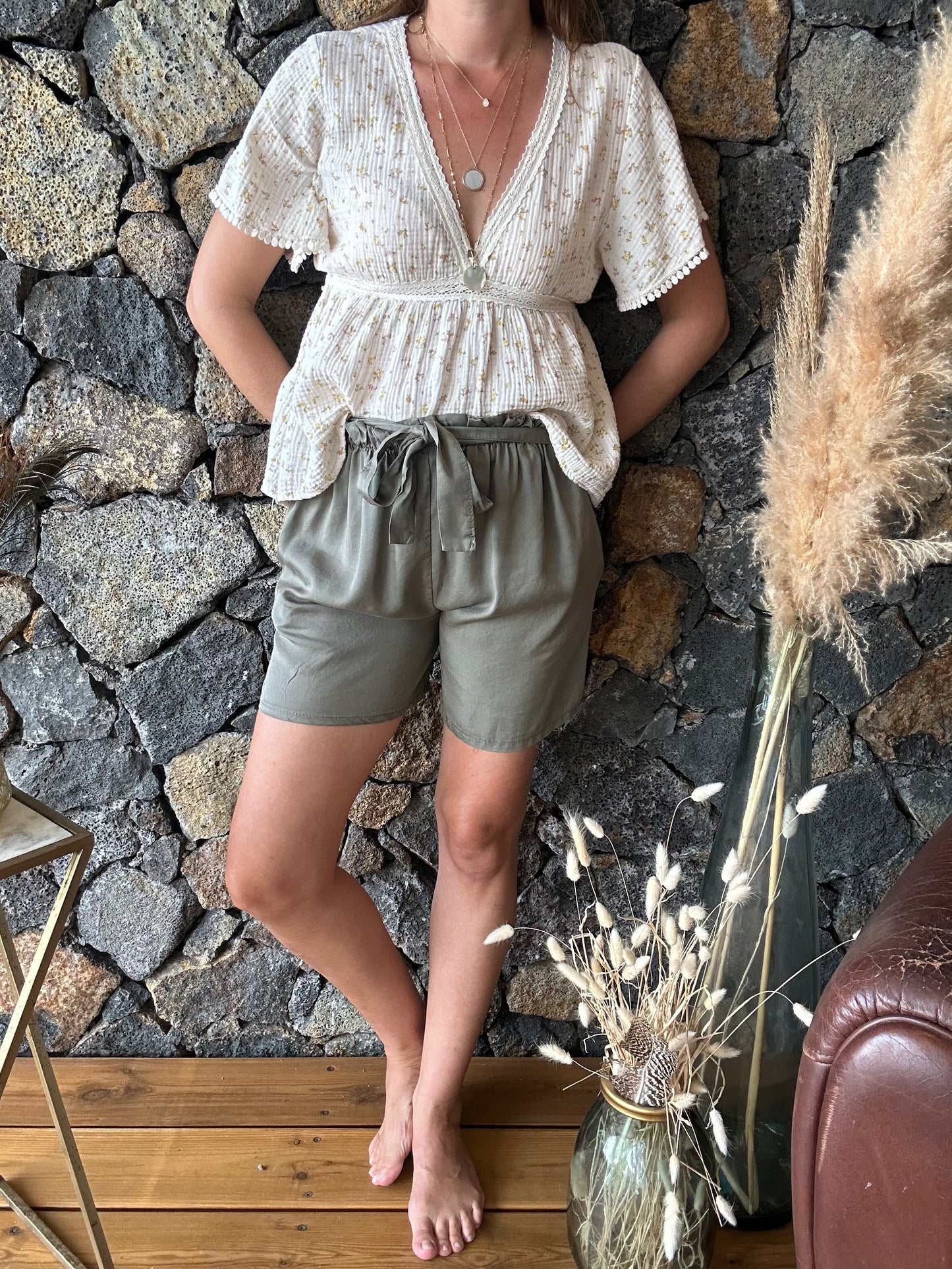 Le short kaki en tencel : pour une allure chic et éthique. Achetez-le en ligne sur notre boutique de l'île de la Réunion. Profitez de la livraison gratuite au showroom et à domicile pour les commandes de 100€ ou plus.