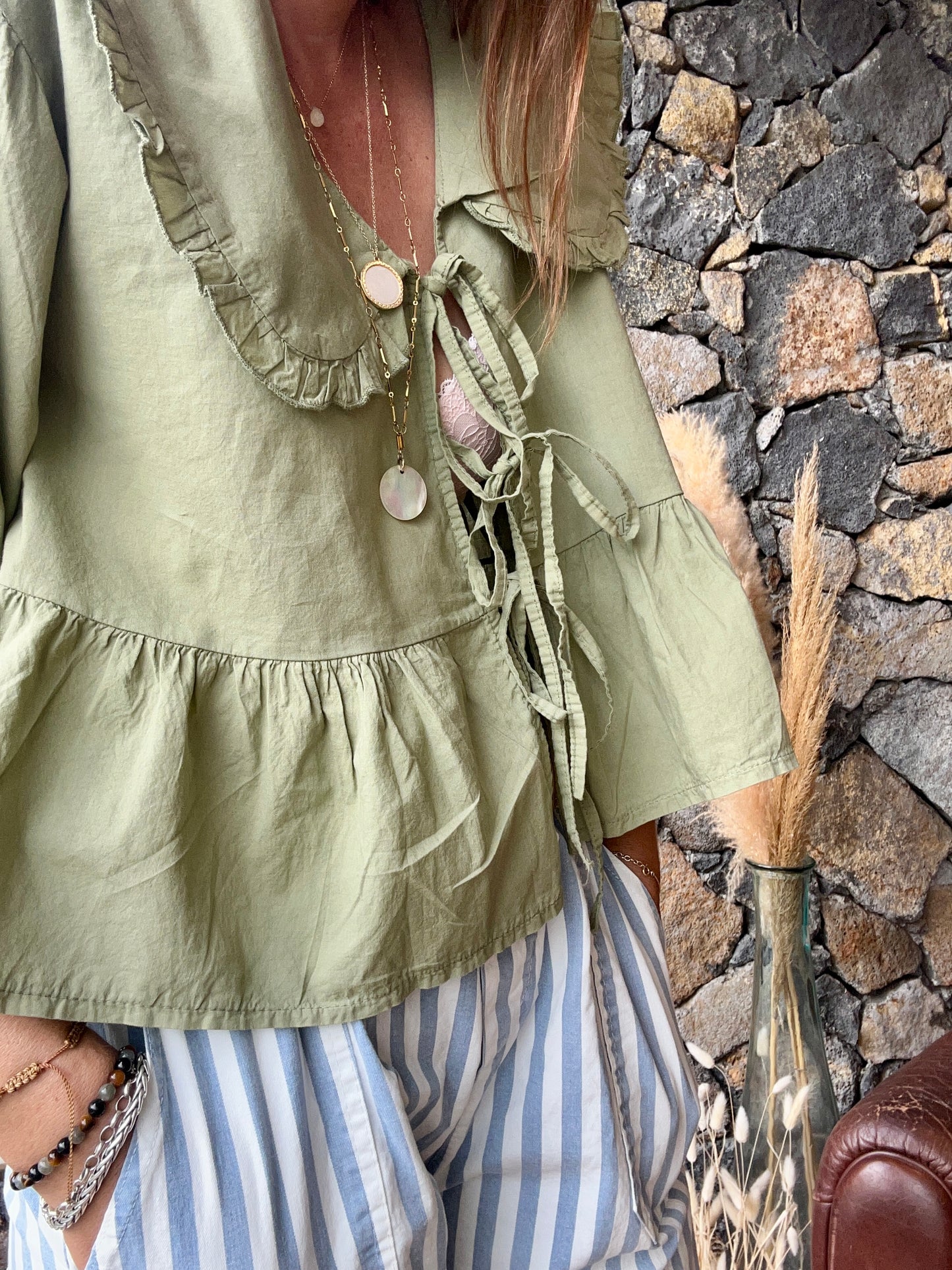 Chemise col Claudine XXL avec manches longues, se ferme par trois nœuds. Élégante et originale, idéale pour un look chic et distinctif.
Olive
100% Coton
Fabrication Italienne
Taille Unique
