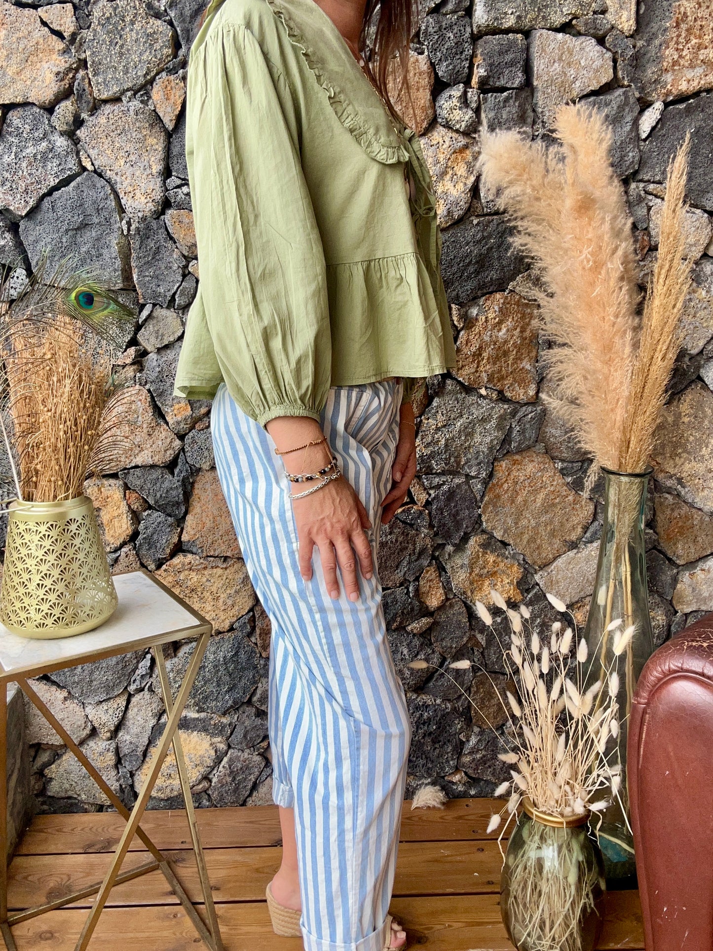Chemise col Claudine XXL avec manches longues, se ferme par trois nœuds. Élégante et originale, idéale pour un look chic et distinctif.
Olive
100% Coton
Fabrication Italienne
Taille Unique