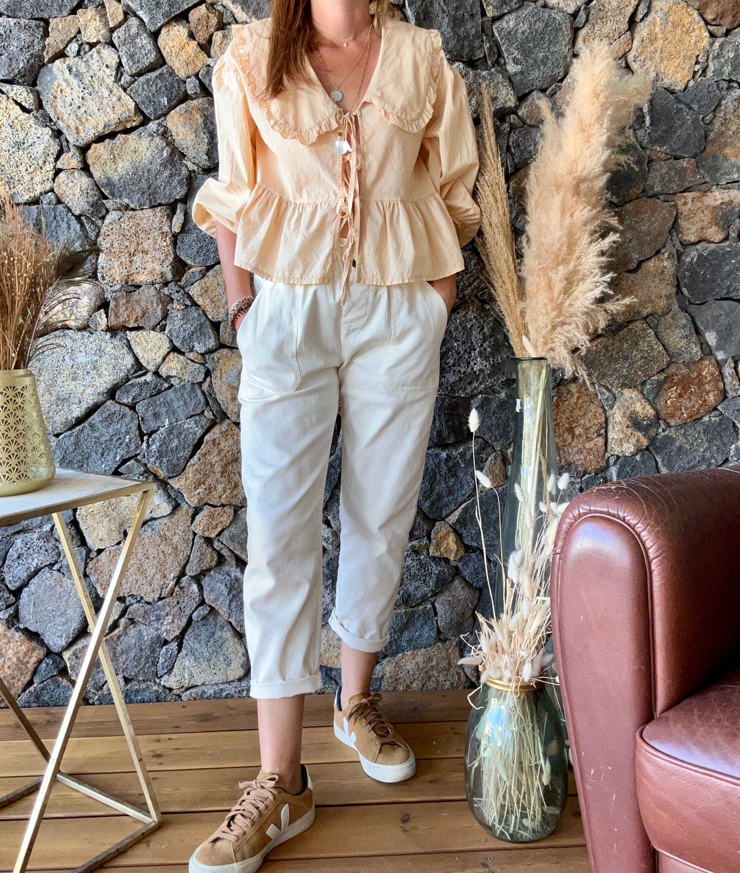 Chemise col Claudine XXL avec manches longues, se ferme par trois noeuds. Élégante et originale, idéale pour un look chic et distinctif.
Abricot ou Olive
100% Coton
Fabrication Italienne
Taille Unique