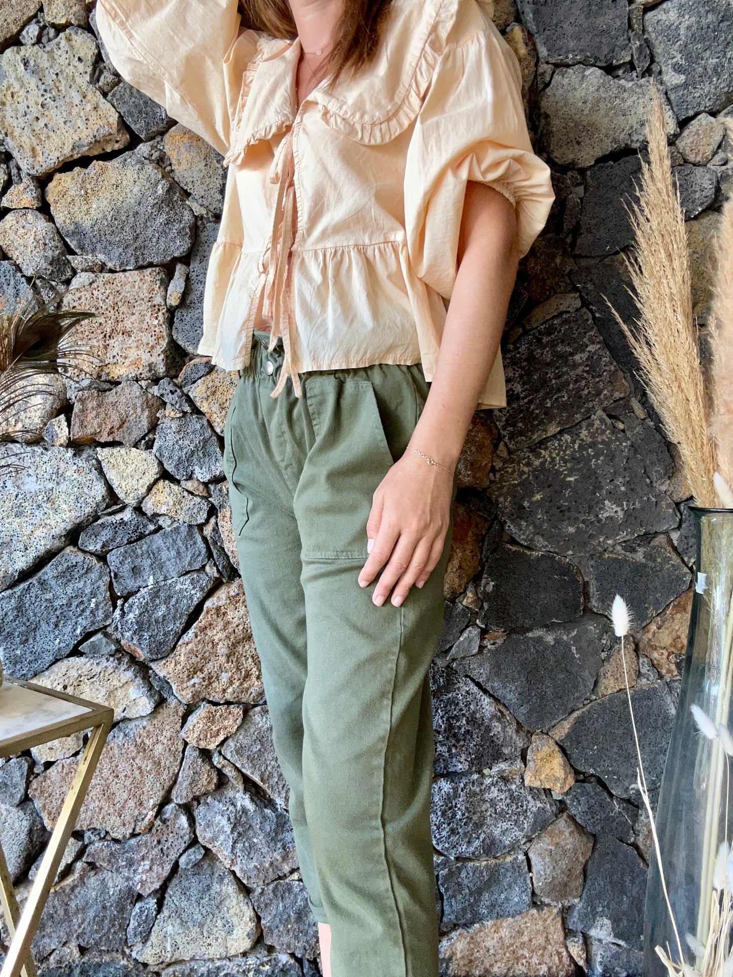 Chemise col Claudine XXL avec manches longues, se ferme par trois noeuds. Élégante et originale, idéale pour un look chic et distinctif.
Abricot ou Olive
100% Coton
Fabrication Italienne
Taille Unique
