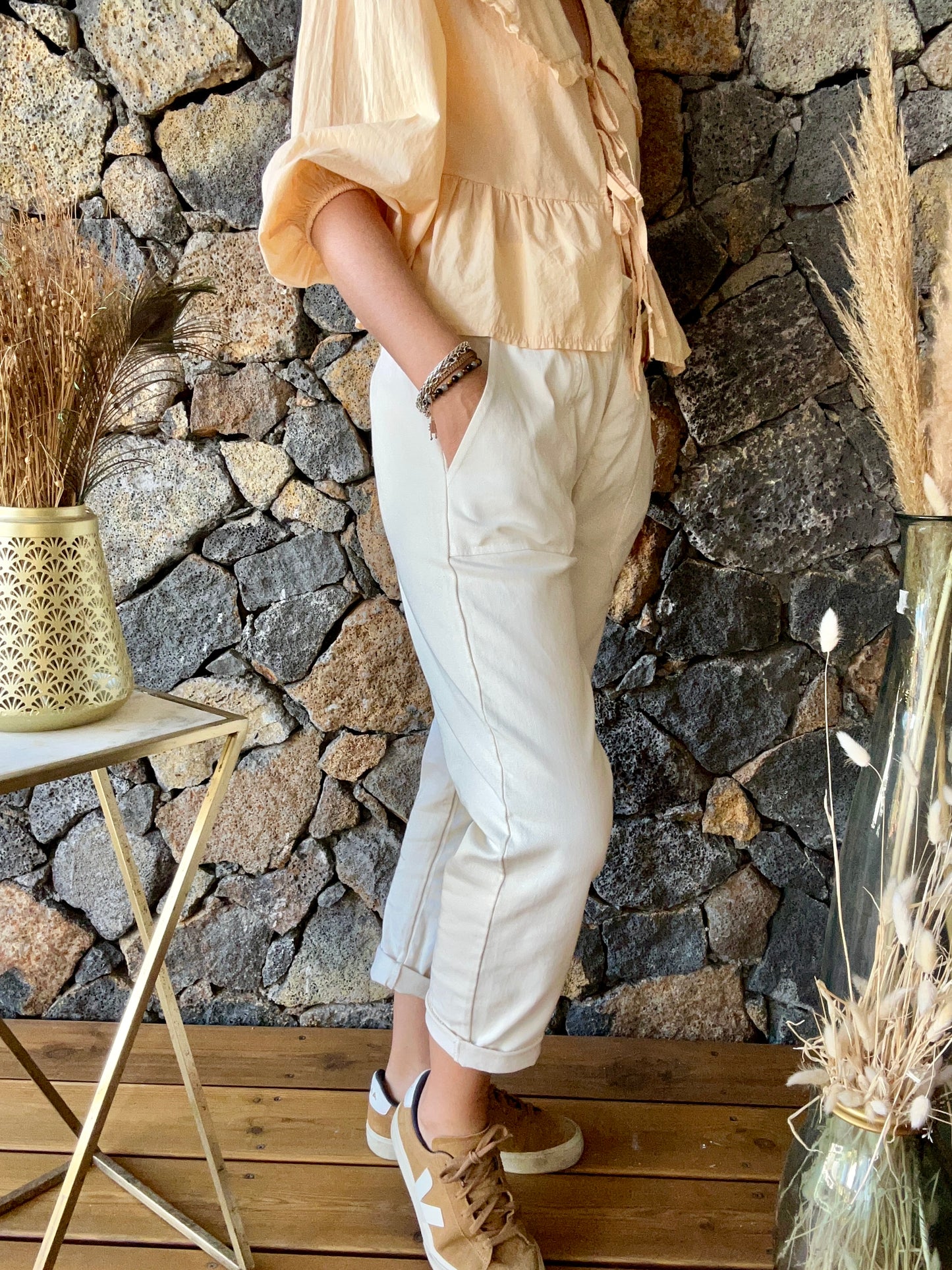 Chemise col Claudine XXL avec manches longues, se ferme par trois noeuds. Élégante et originale, idéale pour un look chic et distinctif.
Abricot ou Olive
100% Coton
Fabrication Italienne
Taille Unique