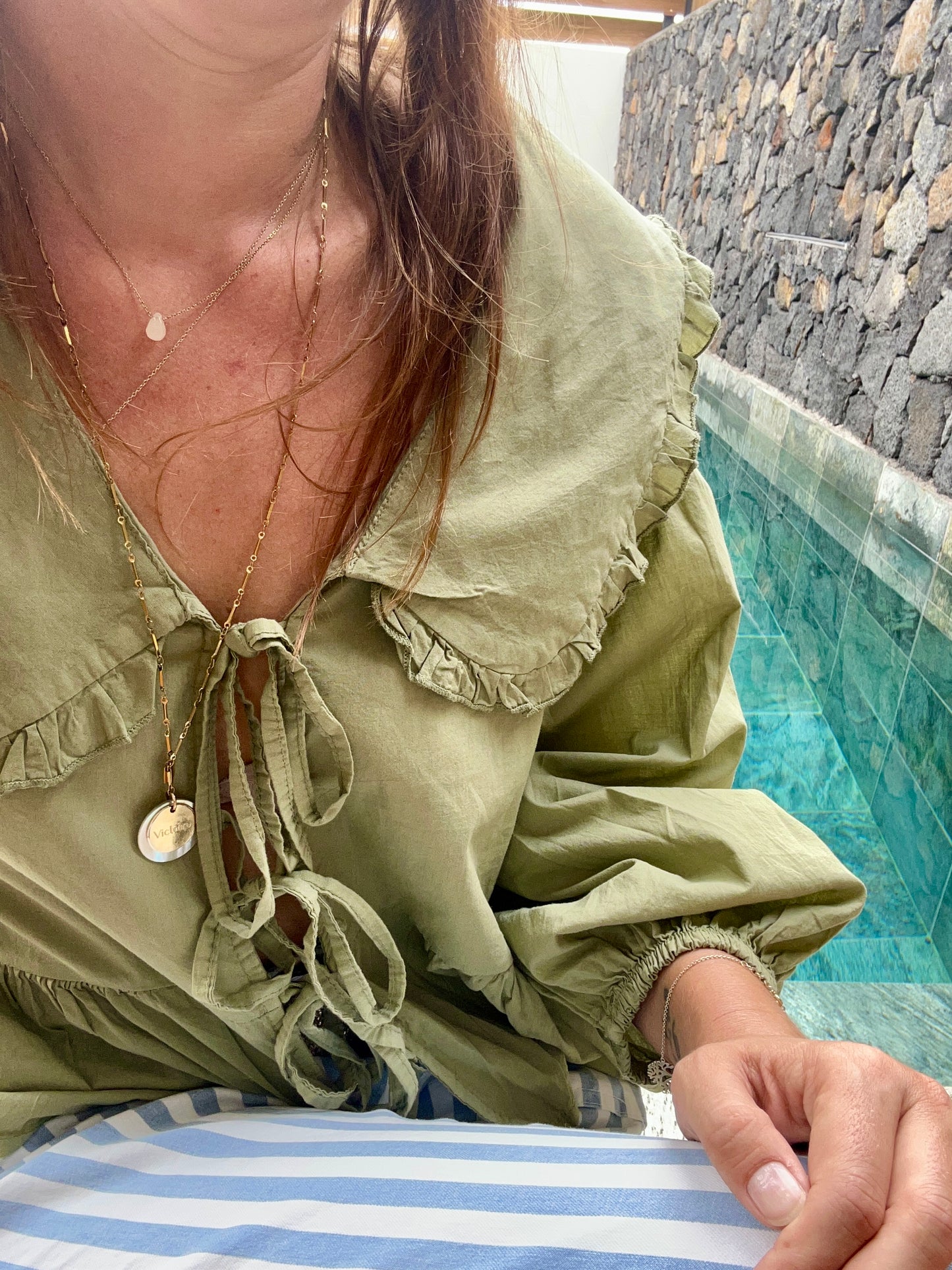 Chemise col Claudine XXL avec manches longues, se ferme par trois nœuds. Élégante et originale, idéale pour un look chic et distinctif.
Olive
100% Coton
Fabrication Italienne
Taille Unique