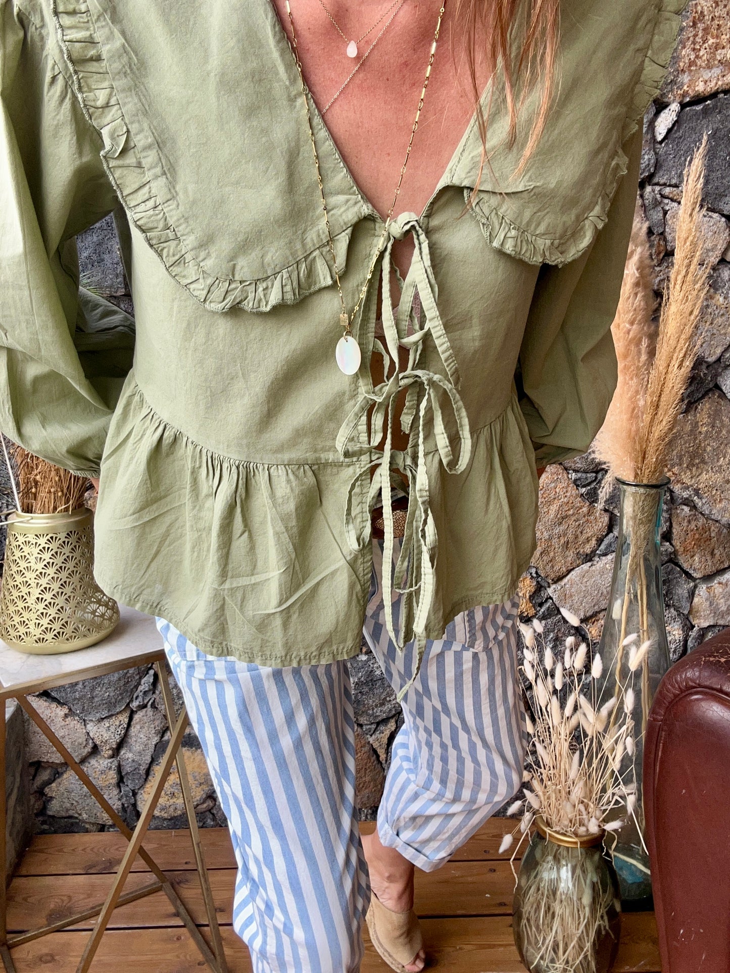 Chemise col Claudine XXL avec manches longues, se ferme par trois nœuds. Élégante et originale, idéale pour un look chic et distinctif.
Olive
100% Coton
Fabrication Italienne
Taille Unique