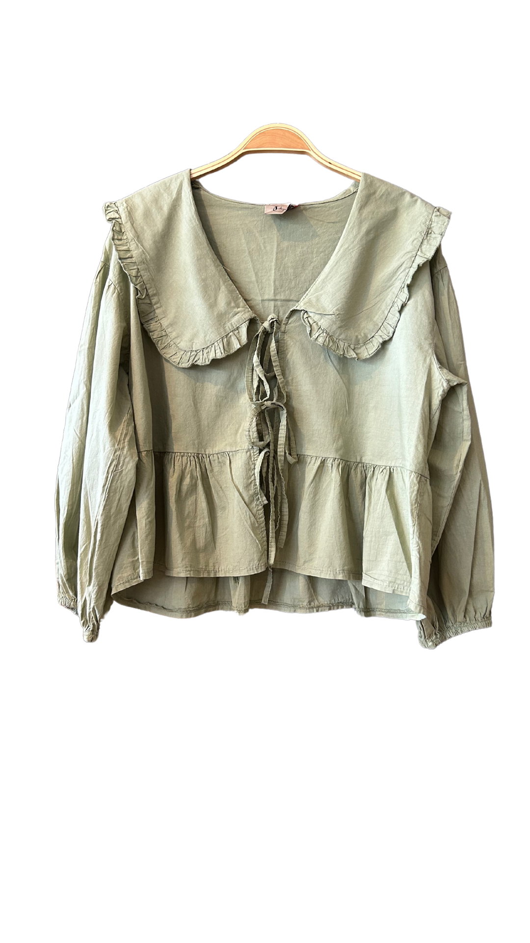 Chemise col Claudine XXL avec manches longues, se ferme par trois noeuds. Élégante et originale, idéale pour un look chic et distinctif.
Abricot ou Olive
100% Coton
Fabrication Italienne
Taille Unique