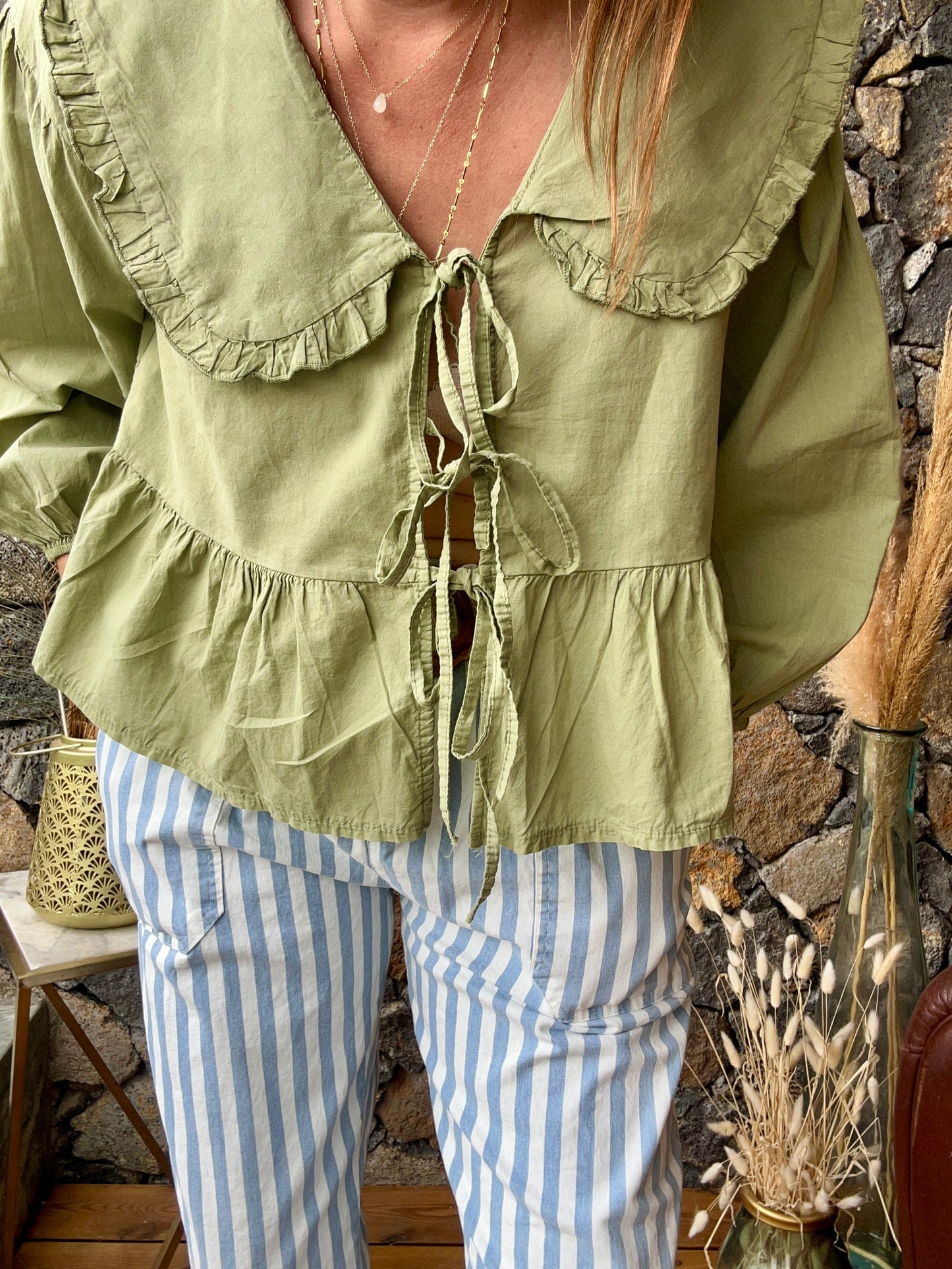 Chemise col Claudine XXL avec manches longues, se ferme par trois nœuds. Élégante et originale, idéale pour un look chic et distinctif.
Olive
100% Coton
Fabrication Italienne
Taille Unique