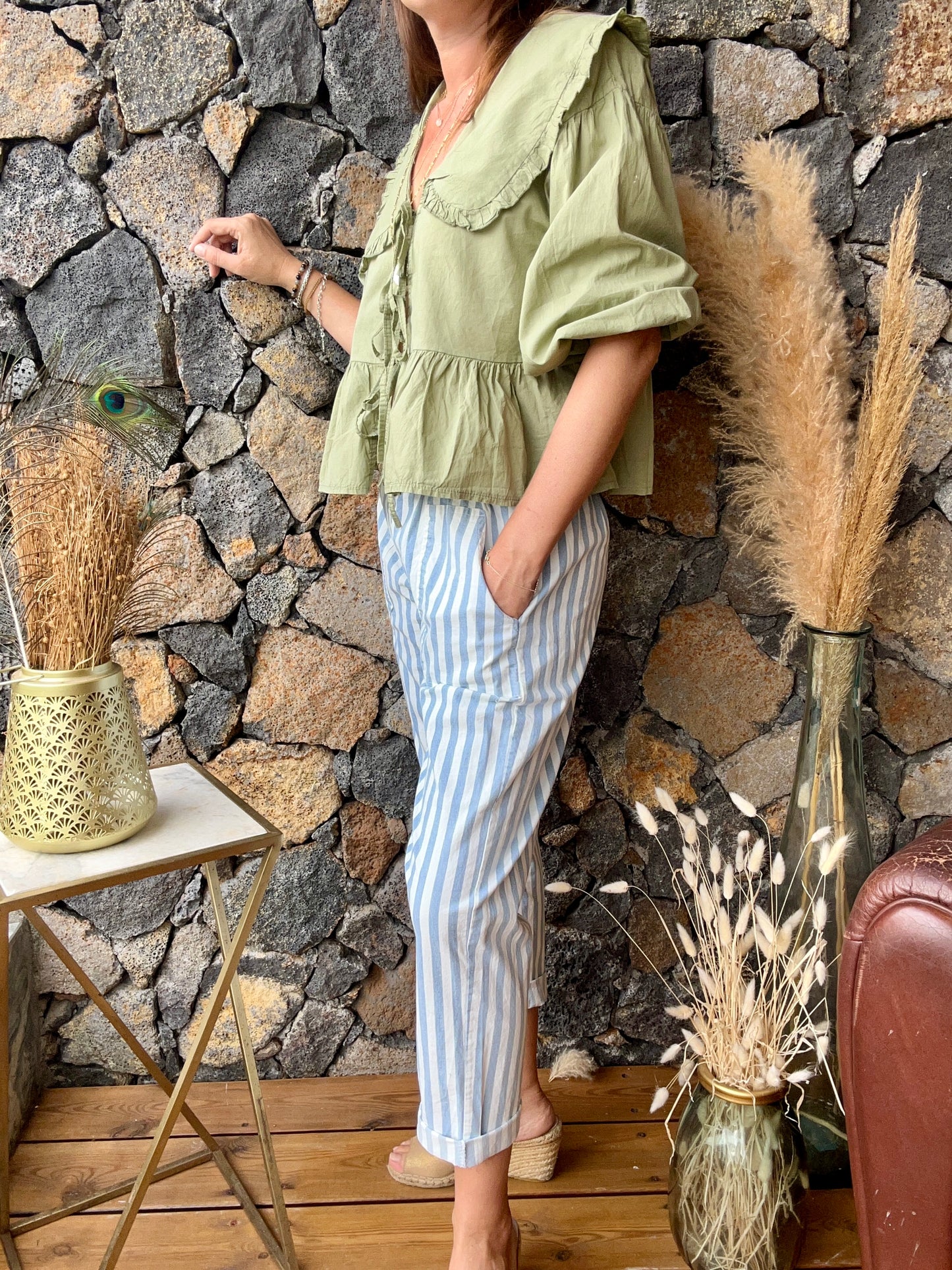 Chemise col Claudine XXL avec manches longues, se ferme par trois nœuds. Élégante et originale, idéale pour un look chic et distinctif.
Olive
100% Coton
Fabrication Italienne
Taille Unique