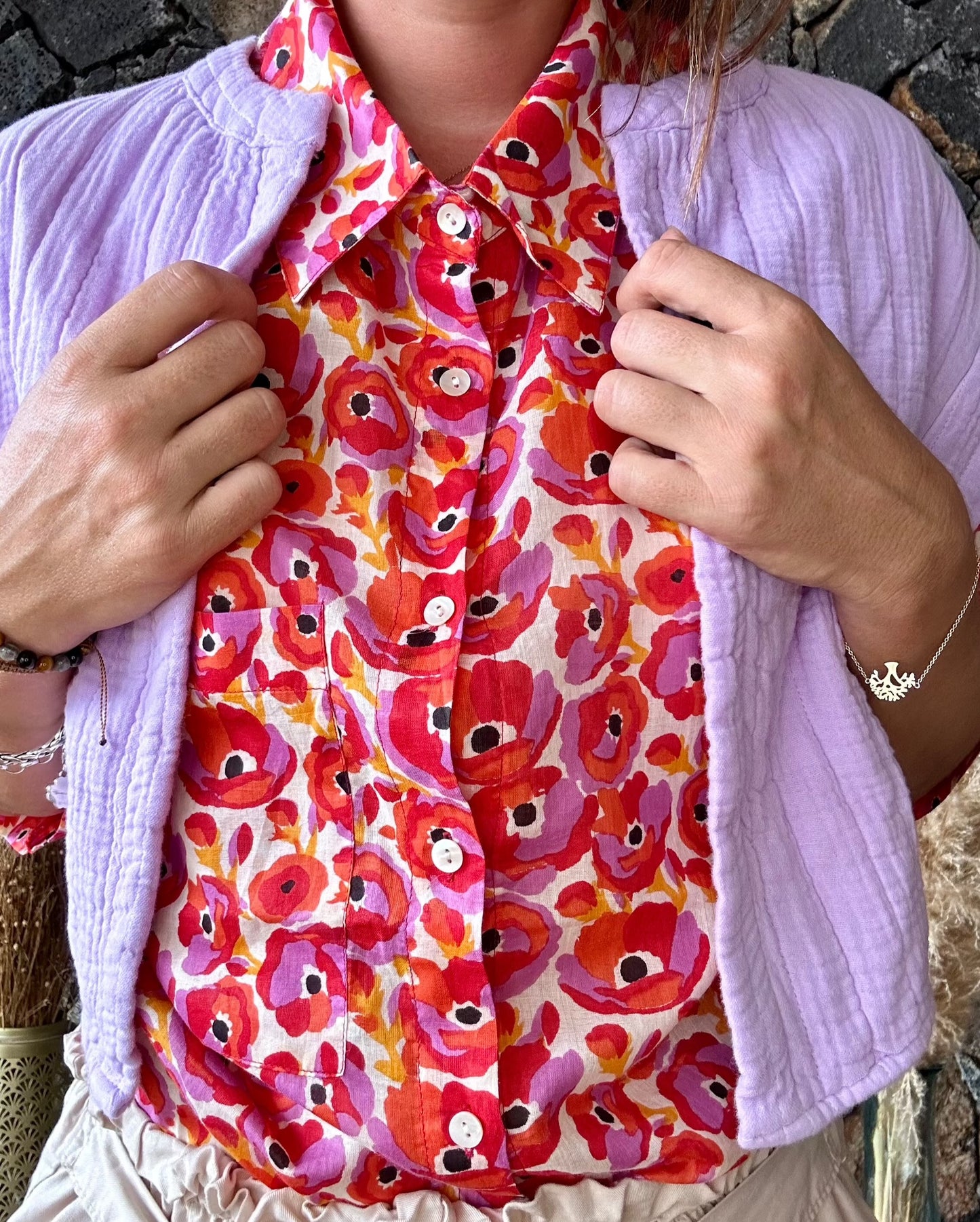 Apportez une touche florale à votre tenue avec notre chemise motif coquelicot rouge et violet. Élégante et colorée, elle est parfaite pour toutes vos occasions
100% Coton
Taille Unique