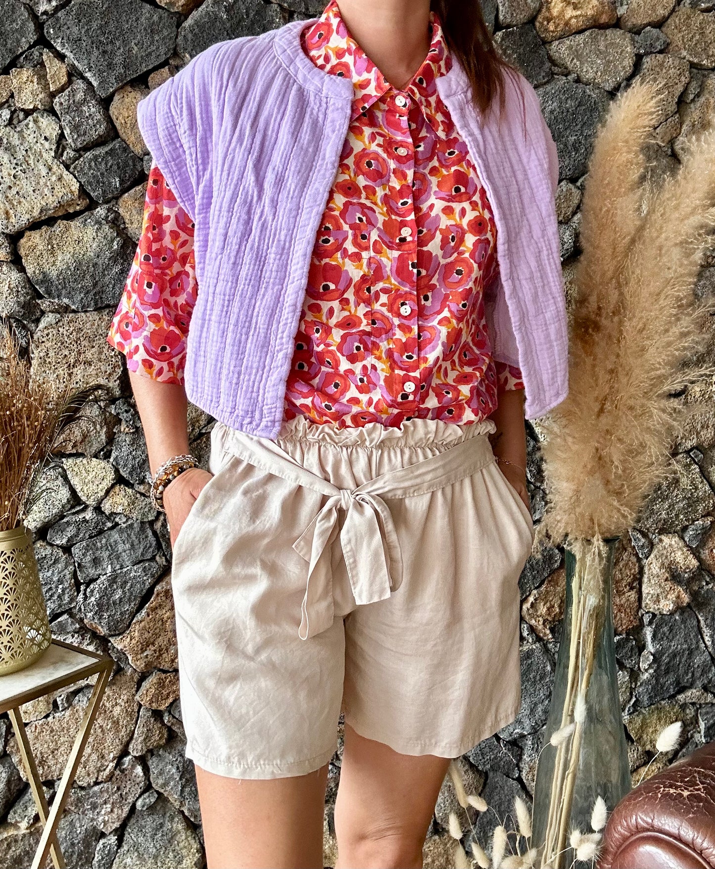 Apportez une touche florale à votre tenue avec notre chemise motif coquelicot rouge et violet. Élégante et colorée, elle est parfaite pour toutes vos occasions
100% Coton
Taille Unique