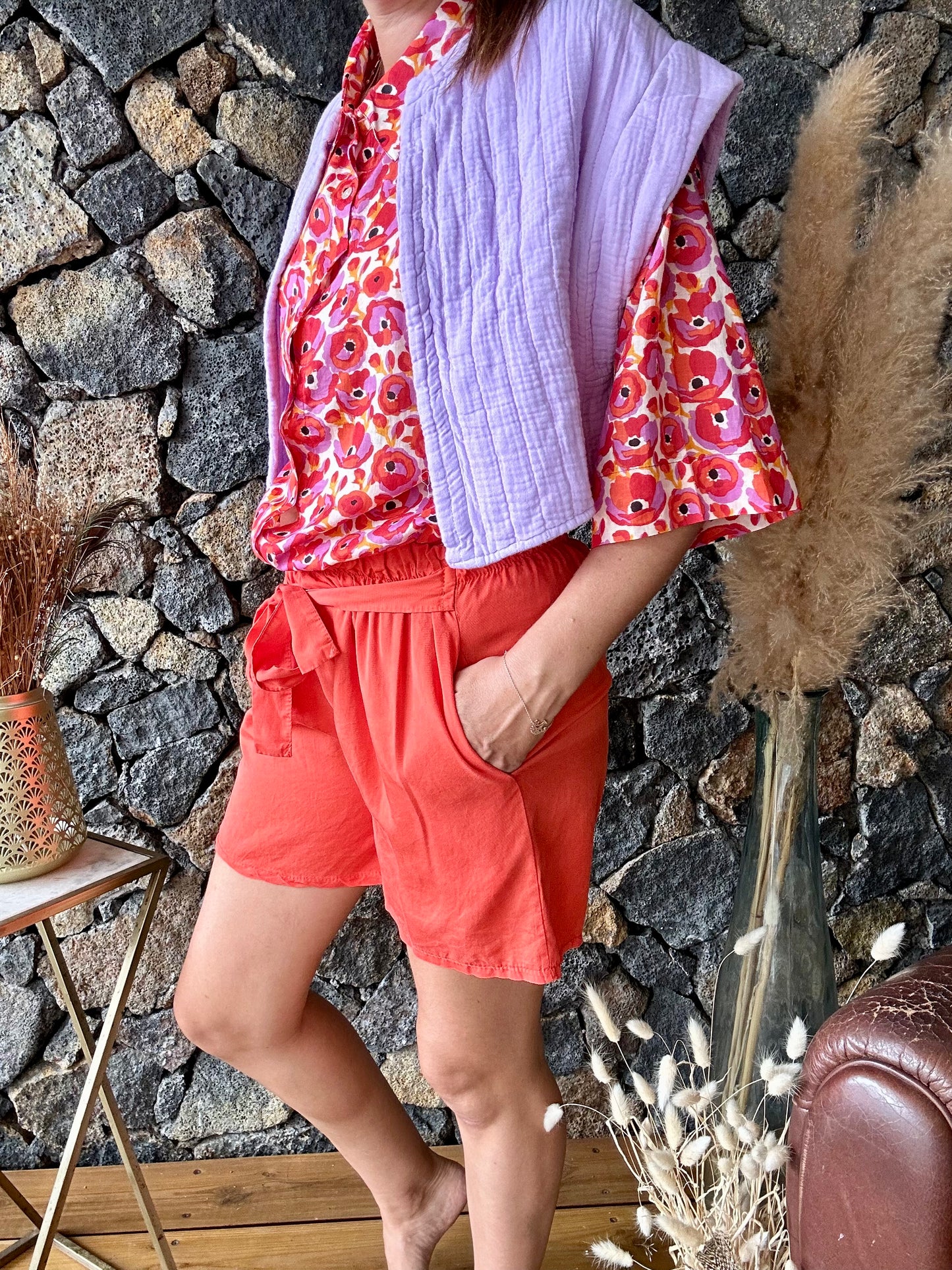 Apportez une touche florale à votre tenue avec notre chemise motif coquelicot rouge et violet. Élégante et colorée, elle est parfaite pour toutes vos occasions
100% Coton
Taille Unique