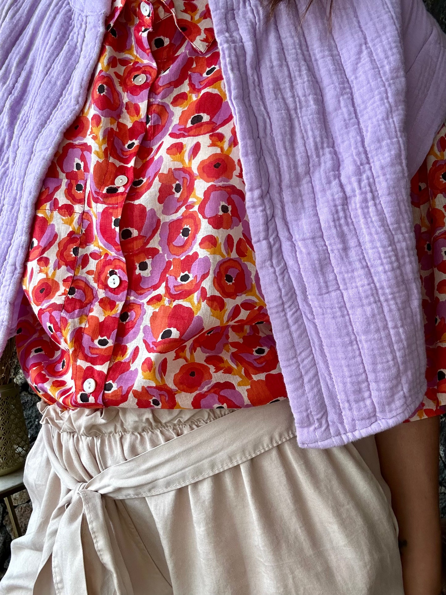 Apportez une touche florale à votre tenue avec notre chemise motif coquelicot rouge et violet. Élégante et colorée, elle est parfaite pour toutes vos occasions
100% Coton
Taille Unique