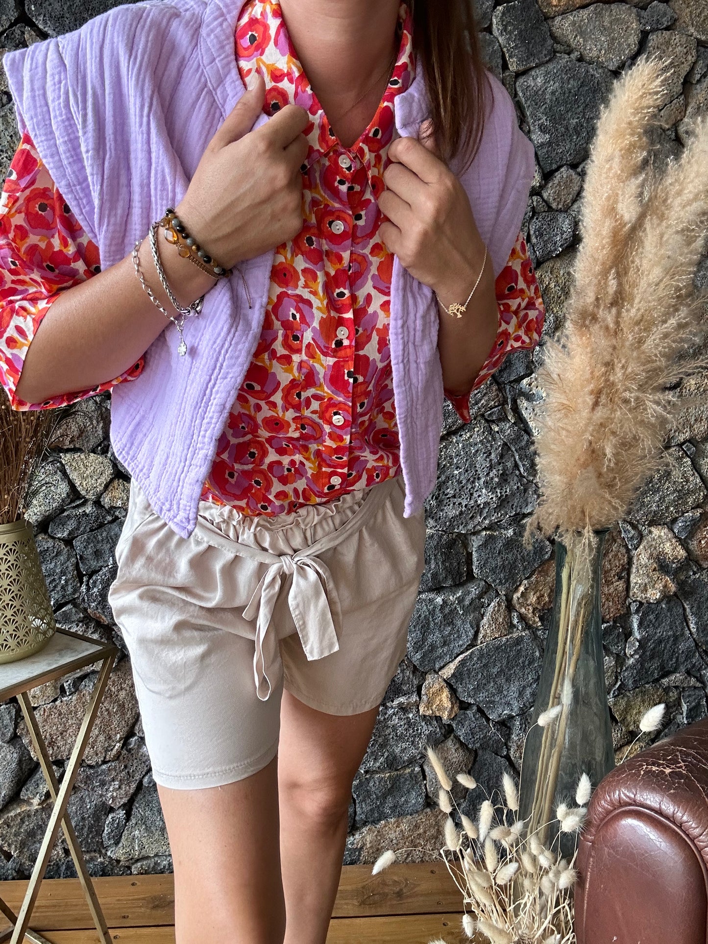 Apportez une touche florale à votre tenue avec notre chemise motif coquelicot rouge et violet. Élégante et colorée, elle est parfaite pour toutes vos occasions
100% Coton
Taille Unique