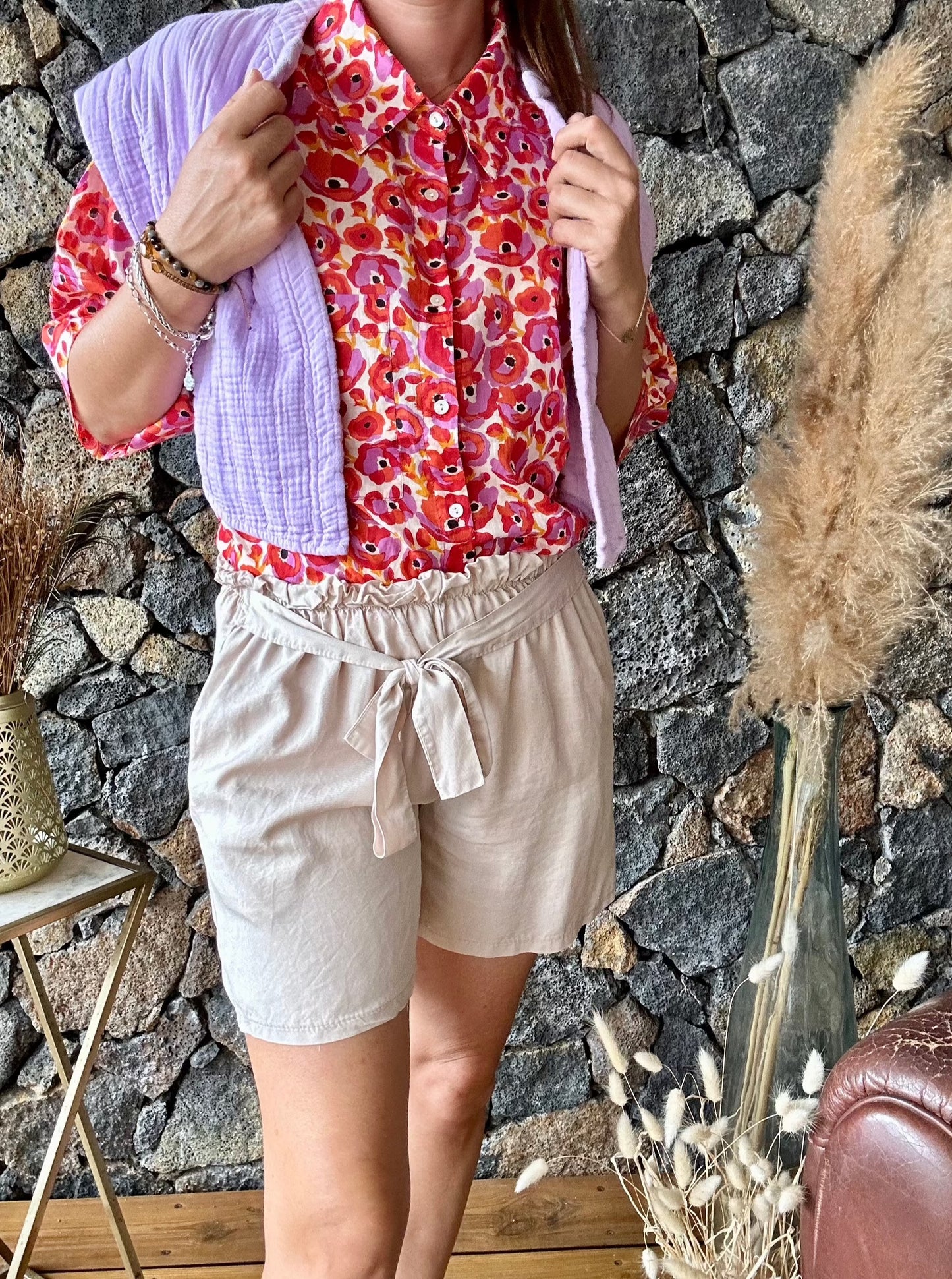 Apportez une touche florale à votre tenue avec notre chemise motif coquelicot rouge et violet. Élégante et colorée, elle est parfaite pour toutes vos occasions
100% Coton
Taille Unique