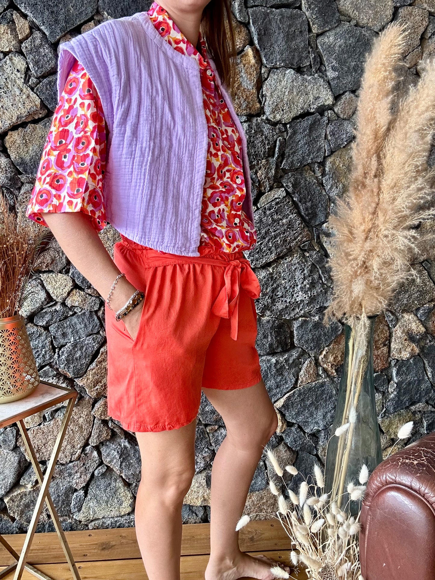 Apportez une touche florale à votre tenue avec notre chemise motif coquelicot rouge et violet. Élégante et colorée, elle est parfaite pour toutes vos occasions
100% Coton
Taille Unique