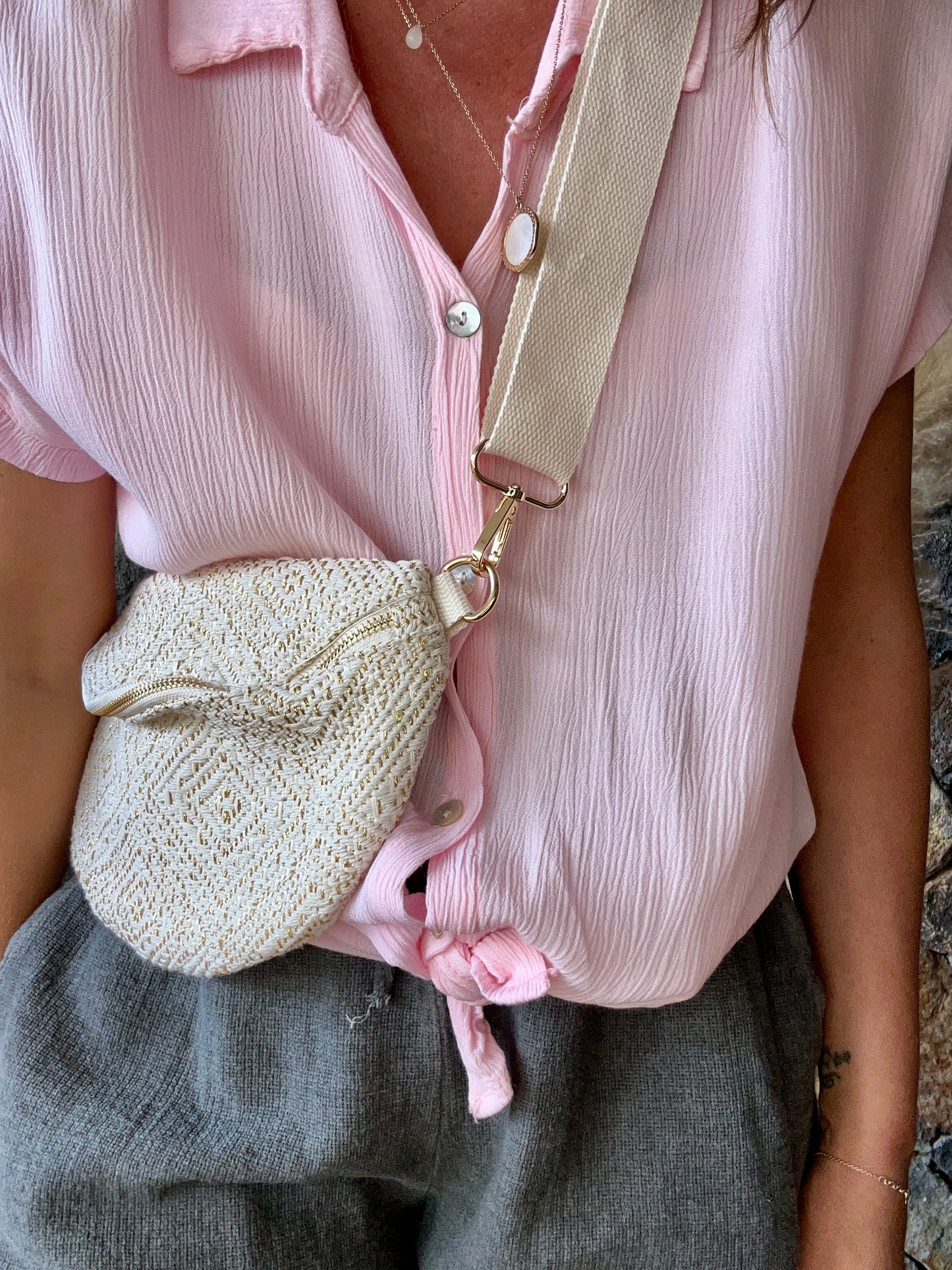 Chemise boutonnée à manches courtes en viscose avec un noeud à la taille. Confortable et élégante, parfaite pour un look décontracté ou chic.
100% Viscose
Taille Unique