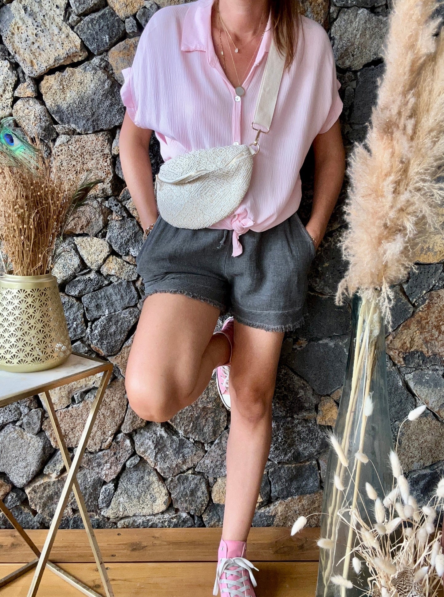 Chemise boutonnée à manches courtes en viscose avec un noeud à la taille. Confortable et élégante, parfaite pour un look décontracté ou chic.
100% Viscose
Taille Unique