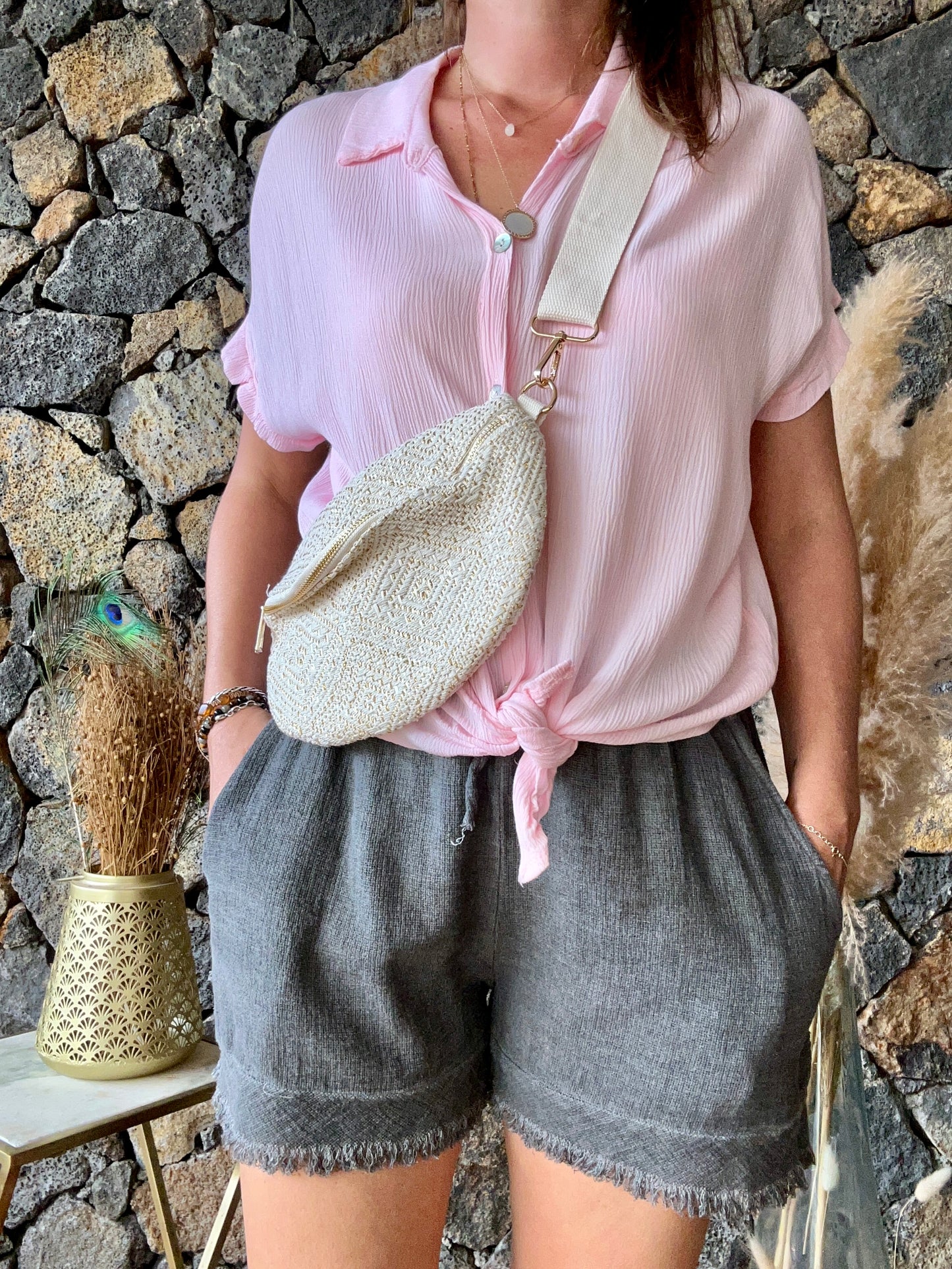 Chemise boutonnée à manches courtes en viscose avec un noeud à la taille. Confortable et élégante, parfaite pour un look décontracté ou chic.
100% Viscose
Taille Unique