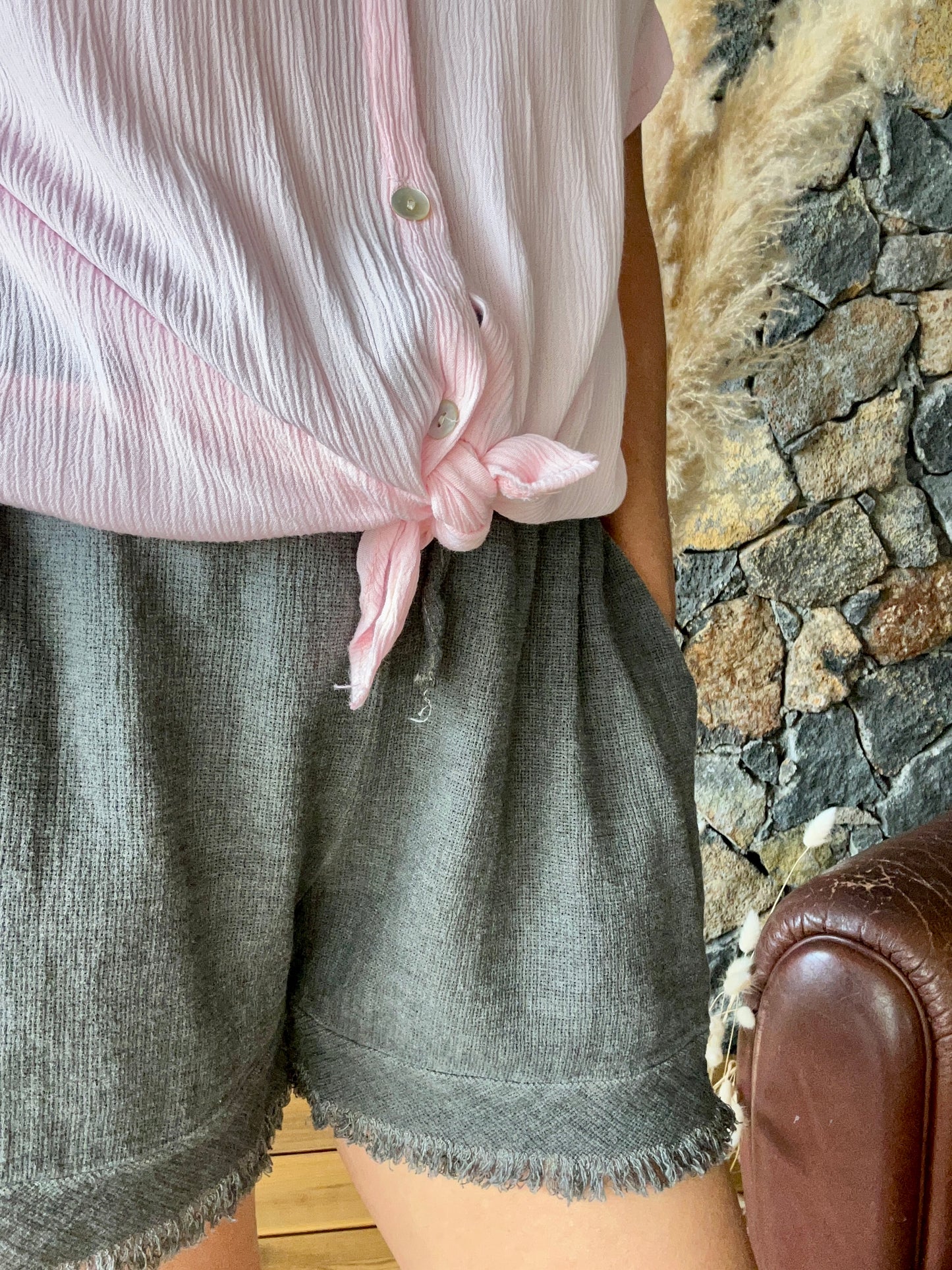Chemise boutonnée à manches courtes en viscose avec un noeud à la taille. Confortable et élégante, parfaite pour un look décontracté ou chic.
100% Viscose
Taille Unique