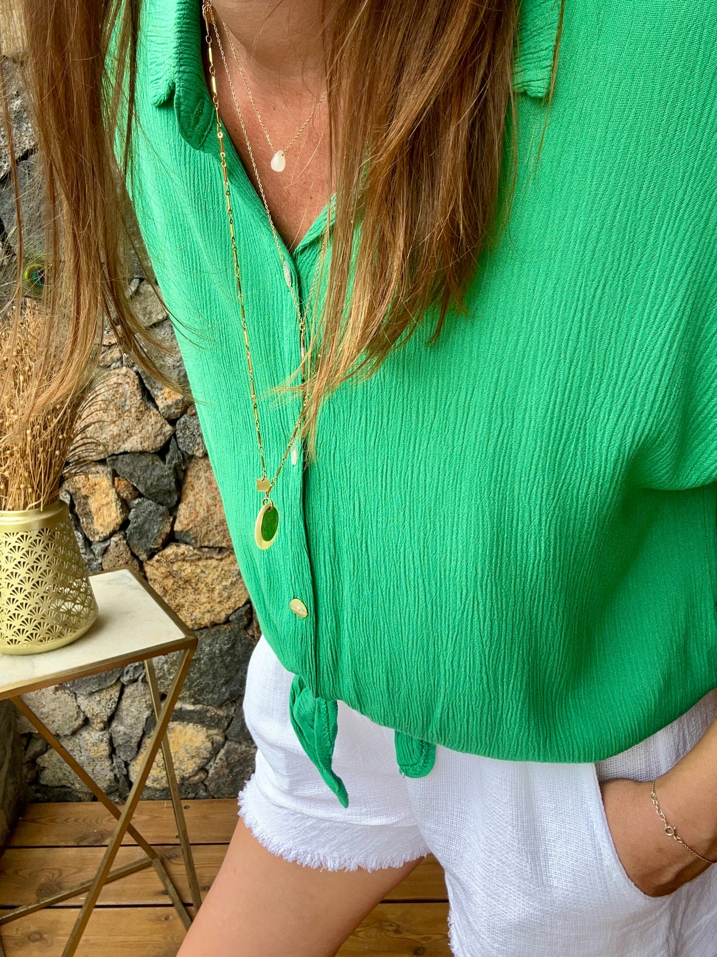 Chemise boutonnée à manches courtes en viscose avec un noeud à la taille. Confortable et élégante, parfaite pour un look décontracté ou chic.
100% Viscose
Taille Unique