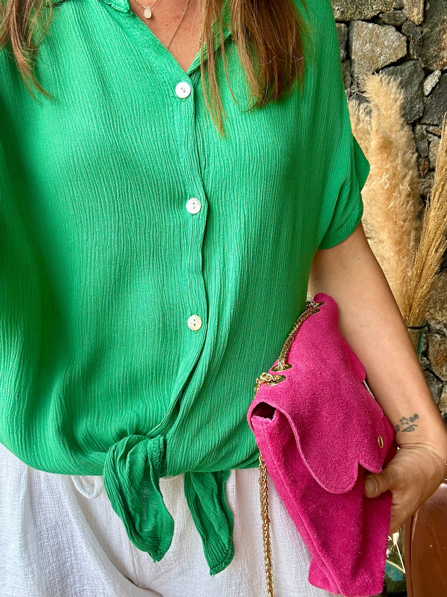 Chemise boutonnée à manches courtes en viscose avec un noeud à la taille. Confortable et élégante, parfaite pour un look décontracté ou chic.
100% Viscose
Taille Unique