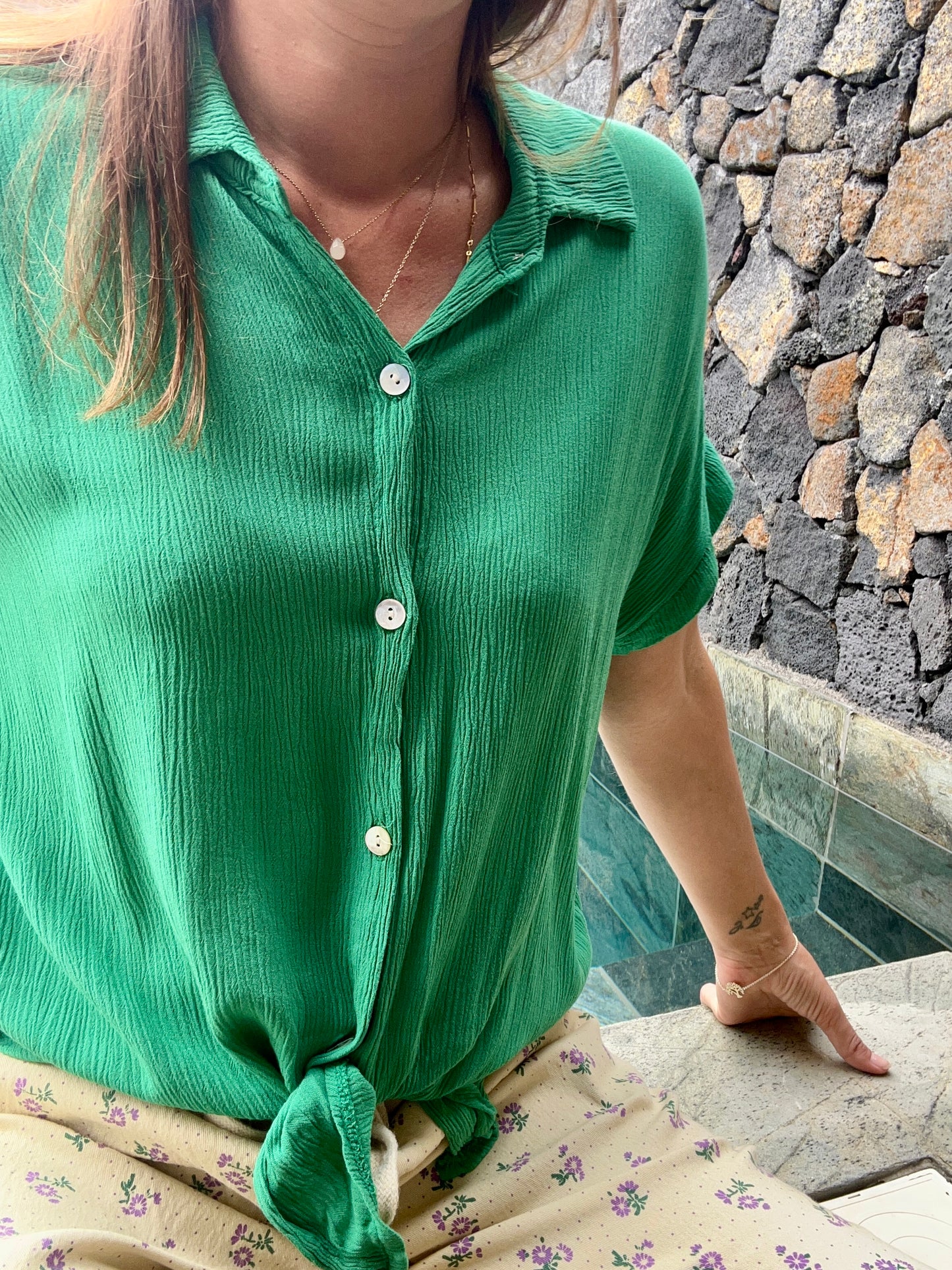 Chemise boutonnée à manches courtes en viscose avec un noeud à la taille. Confortable et élégante, parfaite pour un look décontracté ou chic.
100% Viscose
Taille Unique