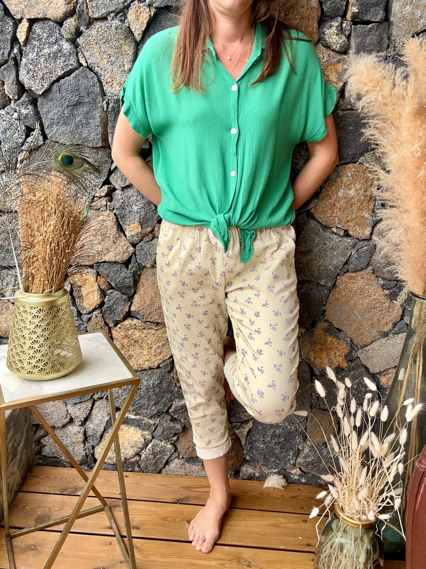 Chemise boutonnée à manches courtes en viscose avec un noeud à la taille. Confortable et élégante, parfaite pour un look décontracté ou chic.
100% Viscose
Taille Unique