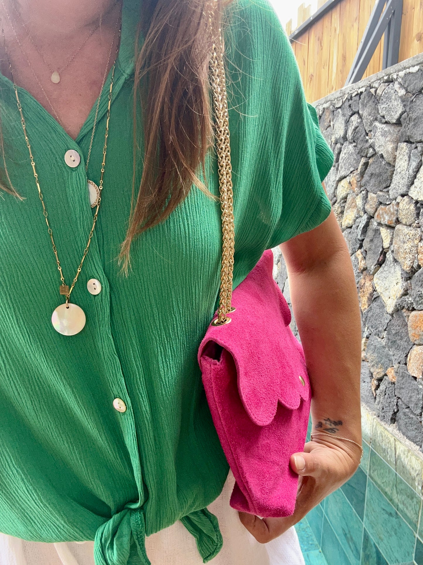 Chemise boutonnée à manches courtes en viscose avec un noeud à la taille. Confortable et élégante, parfaite pour un look décontracté ou chic.
100% Viscose
Taille Unique