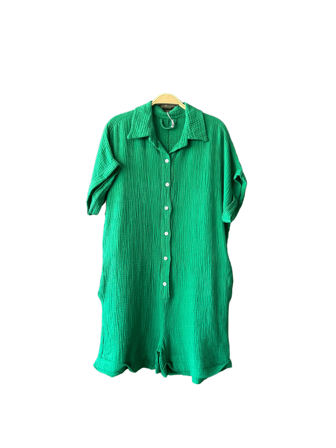 Combi short vert forêt, l'incontournable !
Un design fluide, une touche légère,
Confort exceptionnel, vous allez adorer !
Avec la ceinture, pour une taille cintrée,
Ou sans, pour un look relax, décontracté.
Taille unique, vous allez l'aimer,
Disponible en ligne, il faut l'acheter !
Commandez aujourd'hui, c'est rapide, c’est simple,
Et recevez-le chez vous, c'est vraiment limpide !
