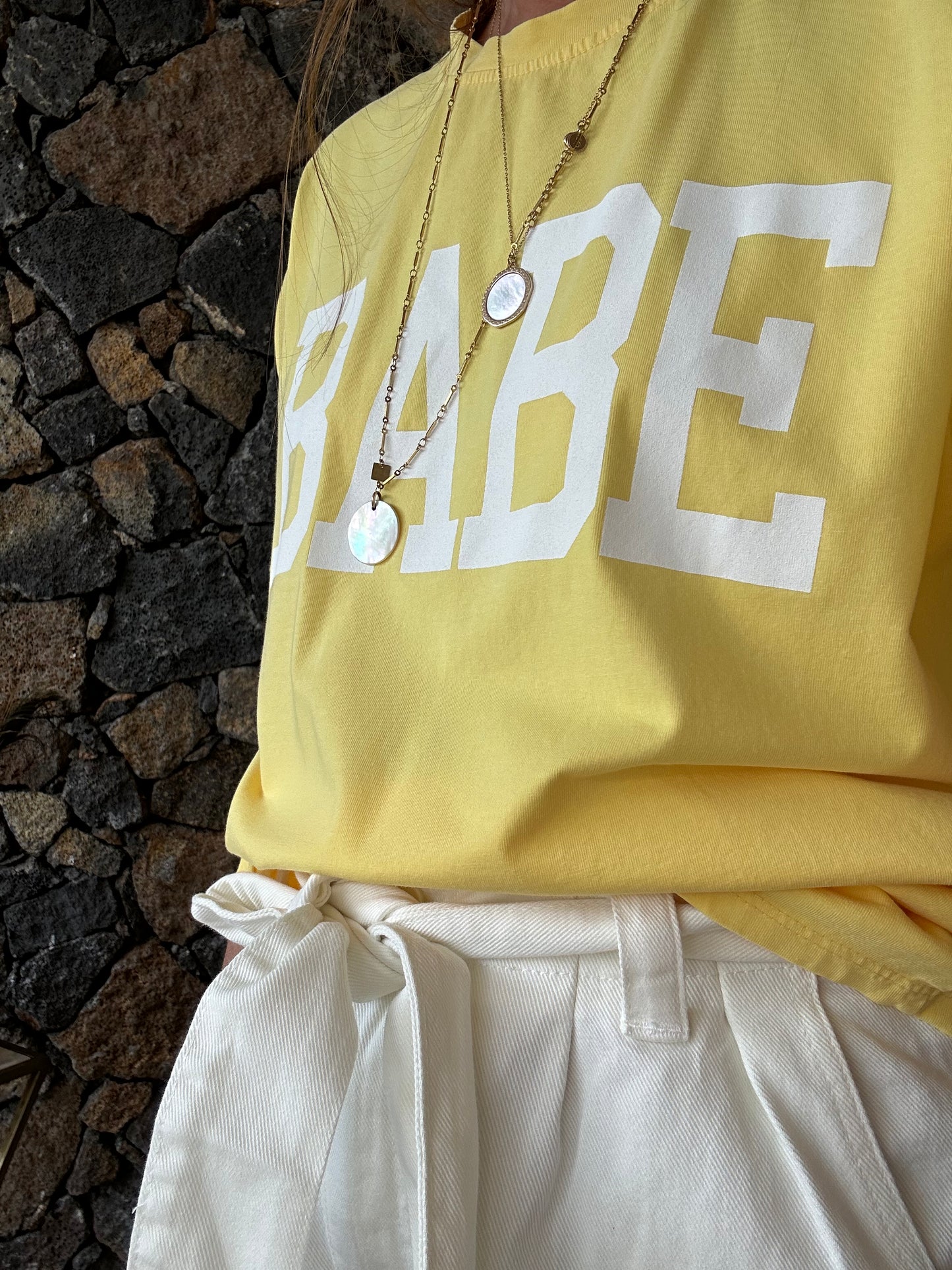 Tee-shirt décontracté jaune "babe" en coton pour femmes, shopping mode en ligne.