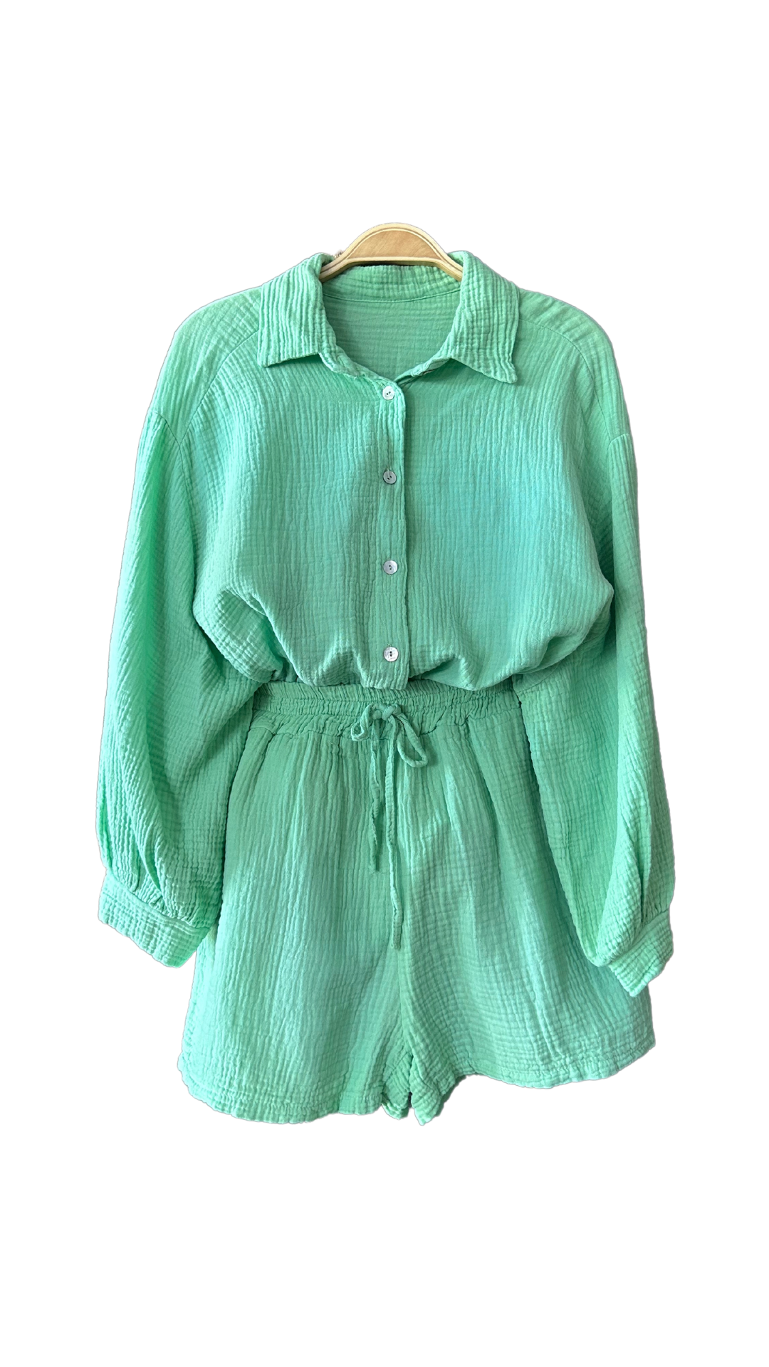 Ensemble chemise à manches longues et short en gaze de coton, de couleur vert d'eau. Léger et confortable, parfait pour un look décontracté et élégant.

100% Gaze de Coton
Taille Unique