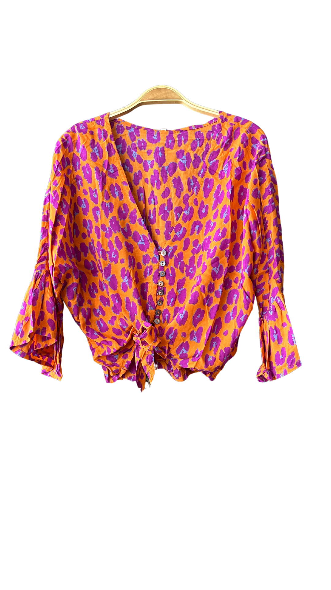 Faites sensation avec notre chemise léopard colorée ! Manches bouffantes, décolleté boutonné et nœud élégant pour un look audacieux et chic.

100% Viscose (douceur et légèreté garantie)
Taille Unique