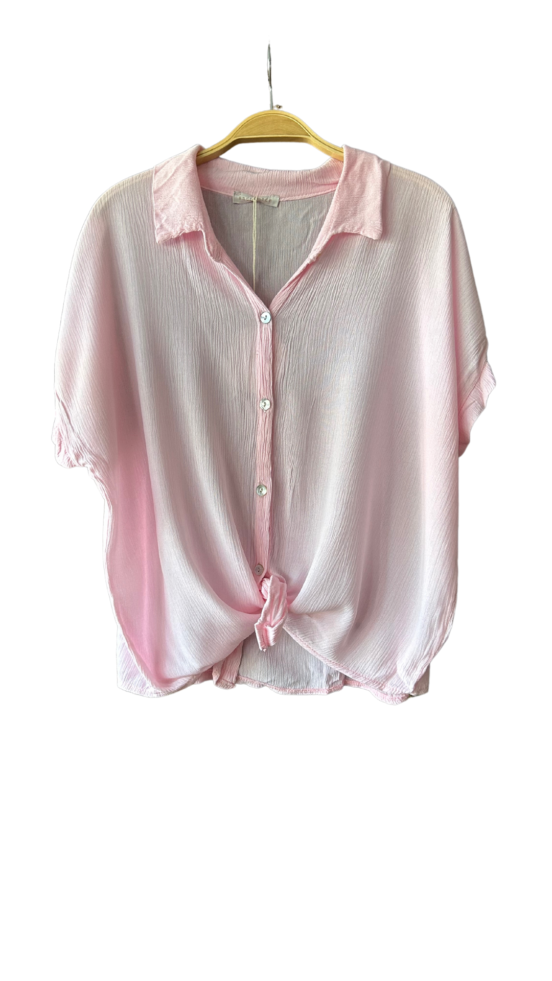 Chemise boutonnée à manches courtes en viscose avec un noeud à la taille. Confortable et élégante, parfaite pour un look décontracté ou chic.

100% Viscose
Taille Unique