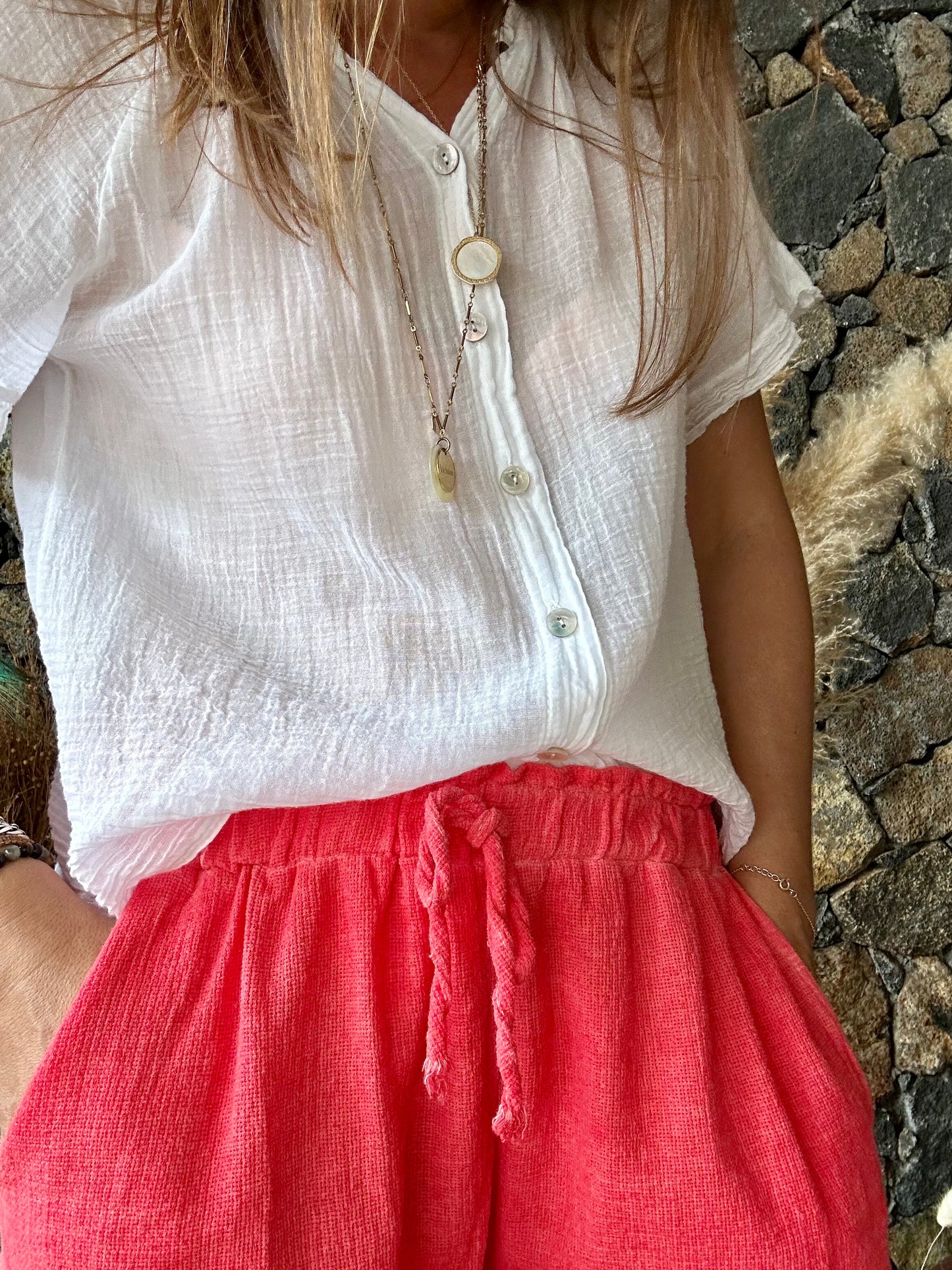 Chemise col mao en voile de coton avec manches courtes. Légère et élégante, parfaite pour un look estival chic.

100% Coton
Taille Unique