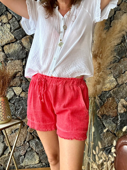 Chemise col mao en voile de coton avec manches courtes. Légère et élégante, parfaite pour un look estival chic.

100% Coton
Taille Unique