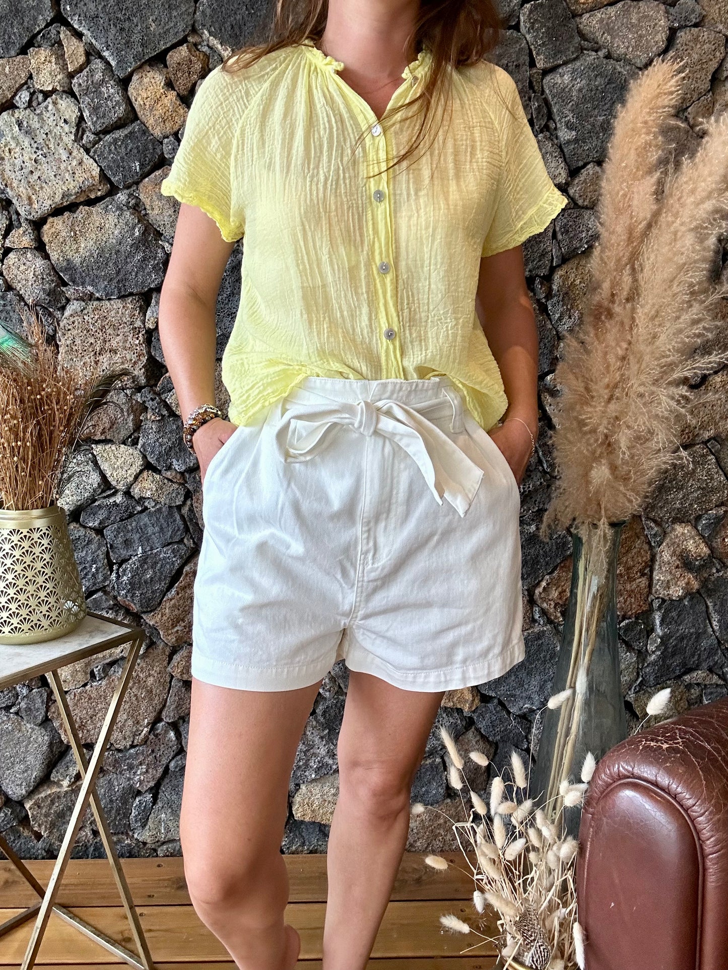 Chemise col mao en voile de coton avec manches courtes. Légère et élégante, parfaite pour un look estival chic.

Matière : 100% Coton
Taille Unique