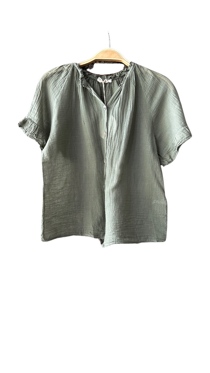 Chemise col mao en voile de coton avec manches courtes. Légère et élégante, parfaite pour un look estival chic.

100% Coton
Taille Unique