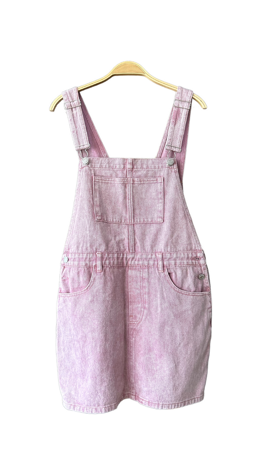 Combinaison jupe en jean vieux rose. Un style décontracté et tendance pour un look casual chic.

100% Coton
S = 36 /&nbsp;M = 38 /&nbsp;L = 40