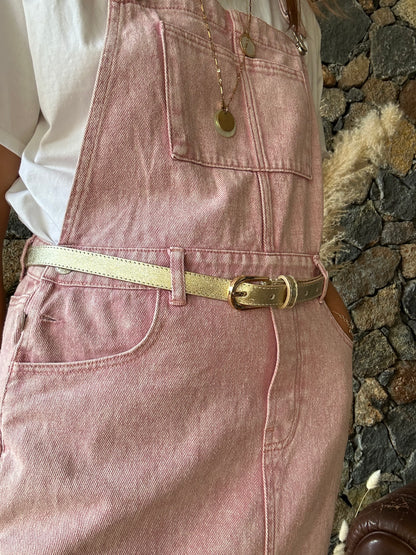 Combinaison jupe en jean vieux rose. Un style décontracté et tendance pour un look casual chic.

100% Coton
S = 36 /&nbsp;M = 38 /&nbsp;L = 40