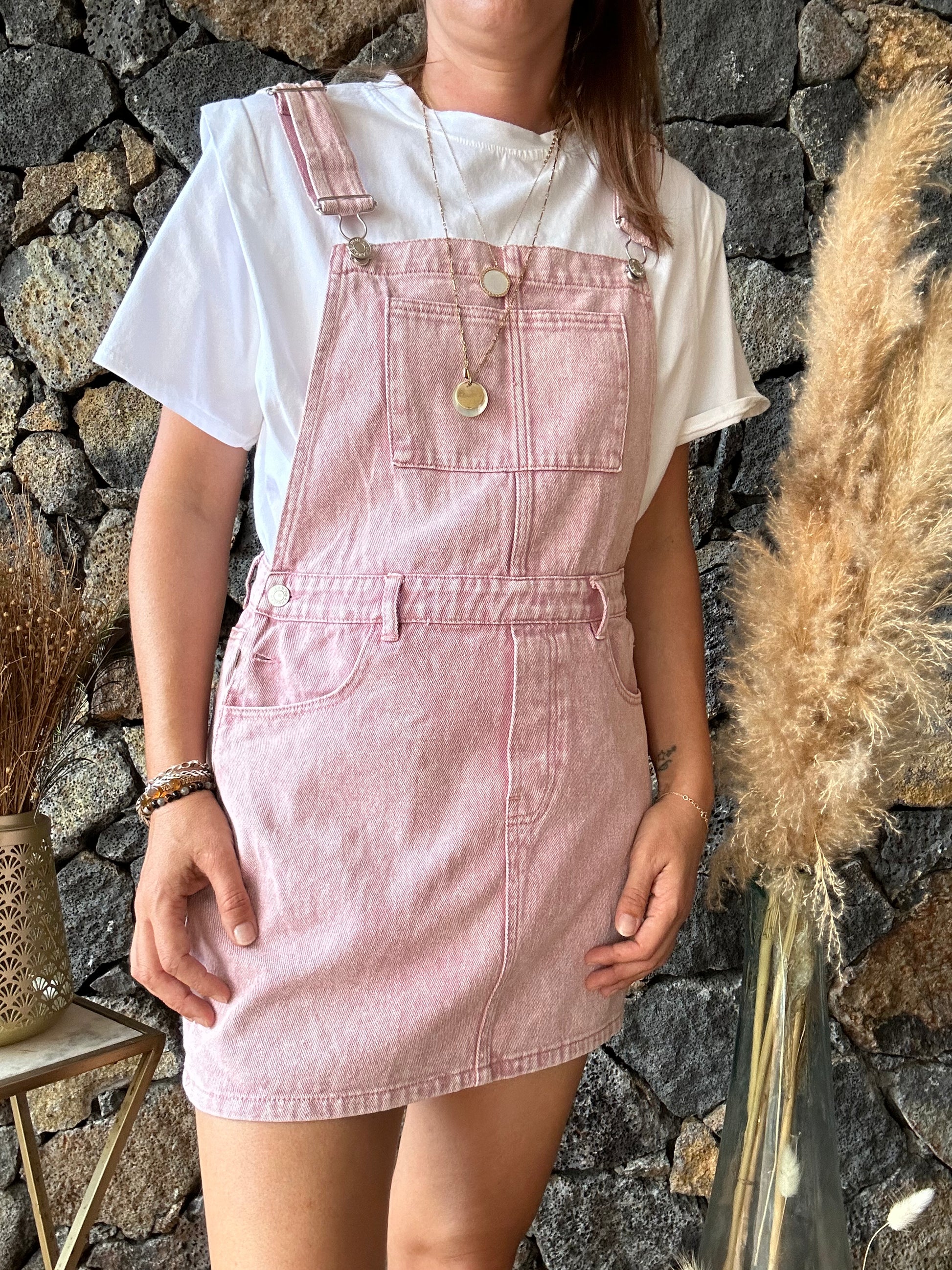 Combinaison jupe en jean vieux rose. Un style décontracté et tendance pour un look casual chic.

100% Coton
S = 36 /M = 38 /L = 40