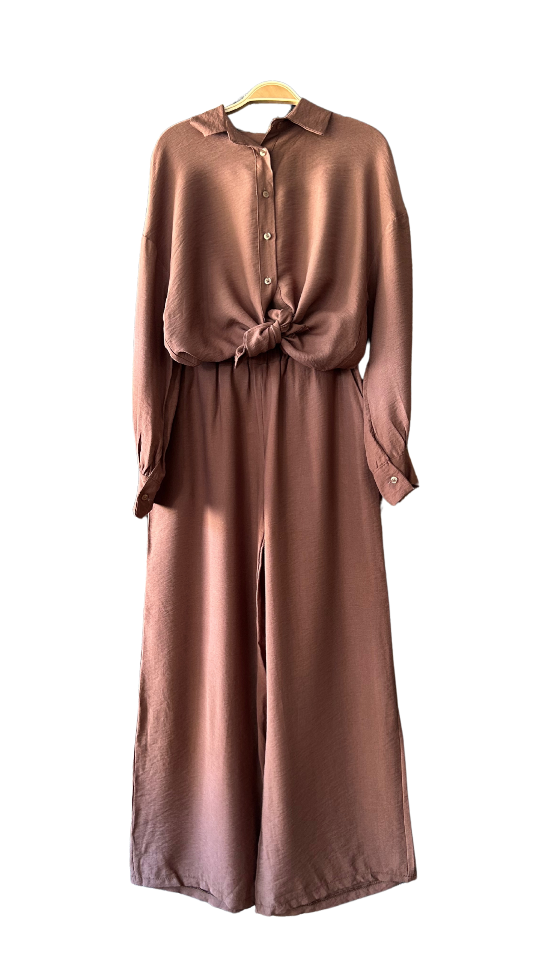 Ensemble pantalon et chemise en viscose couleur chocolat. Confortable et léger, idéal pour un look élégant et décontracté.

Chocolat ou Violet
100% Viscose
Taille Unique